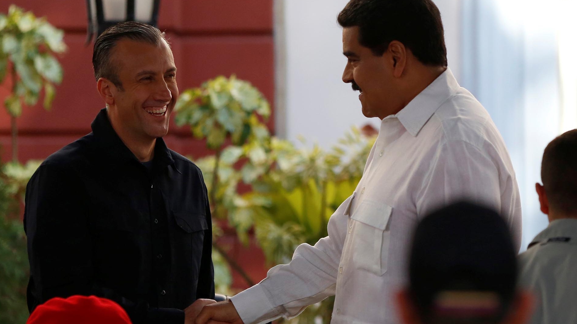 Nicolás Maduro y Tarek El Aissami se saludan durante un acto oficial en Caracas