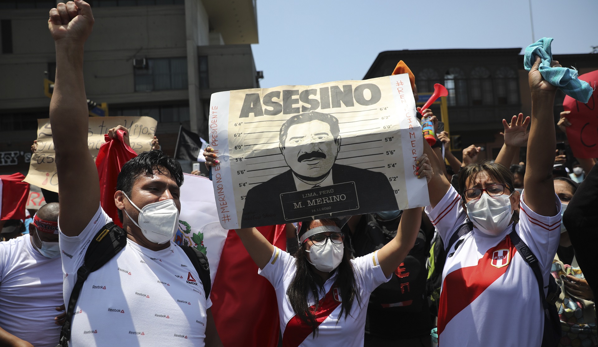 Manifestantes pidiendo la renuncia del presidente interino, Manuel Merino, poco antes de que anunciara su dimisión (AP Foto/Rodrigo Abd)