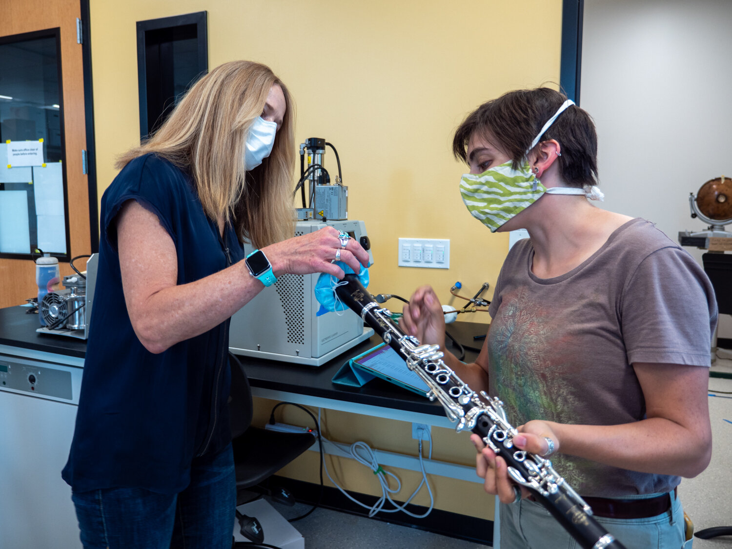 Las científicas de Estados Unidos Shelly Miller y Tehya Stockman hicieron coberturas para clarinete con material de barbijo médico (Glenn Asakawa/CU Boulder)
