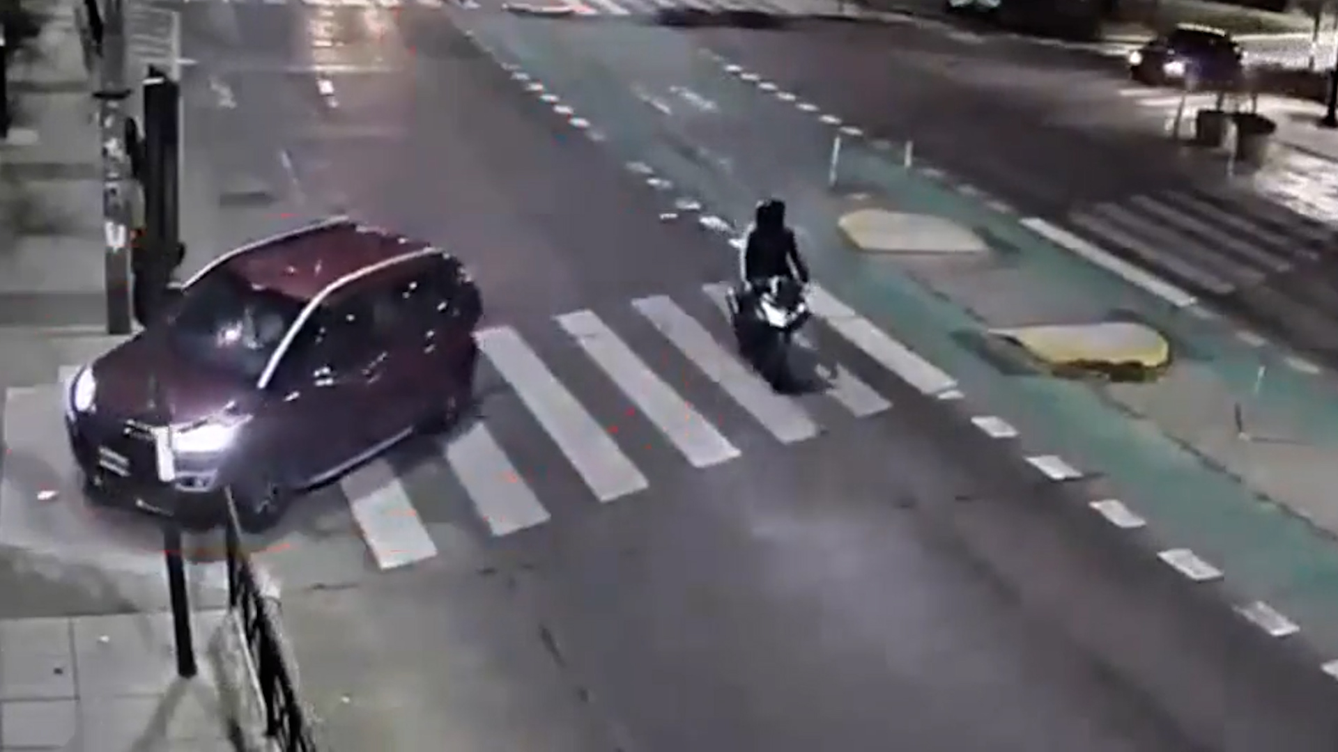 Rosario: una mujer pas&oacute; con el auto por un paseo peatonal, fue grabada por las c&aacute;maras y recibi&oacute; una multa millonaria
