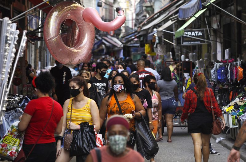 Gente caminando en una popular calle comercial en medio del brote de la enfermedad coronavirus (COVID-19) en Río de Janeiro, Brasil. 16 de septiembre de 2020. REUTERS/Ricardo Moraes/