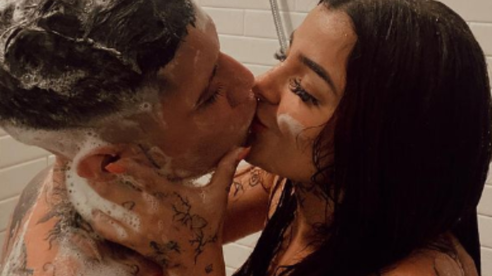 Karely Ruiz y Santa Fe Klan causaron controversia tras mostrar imágenes íntimas en la ducha  