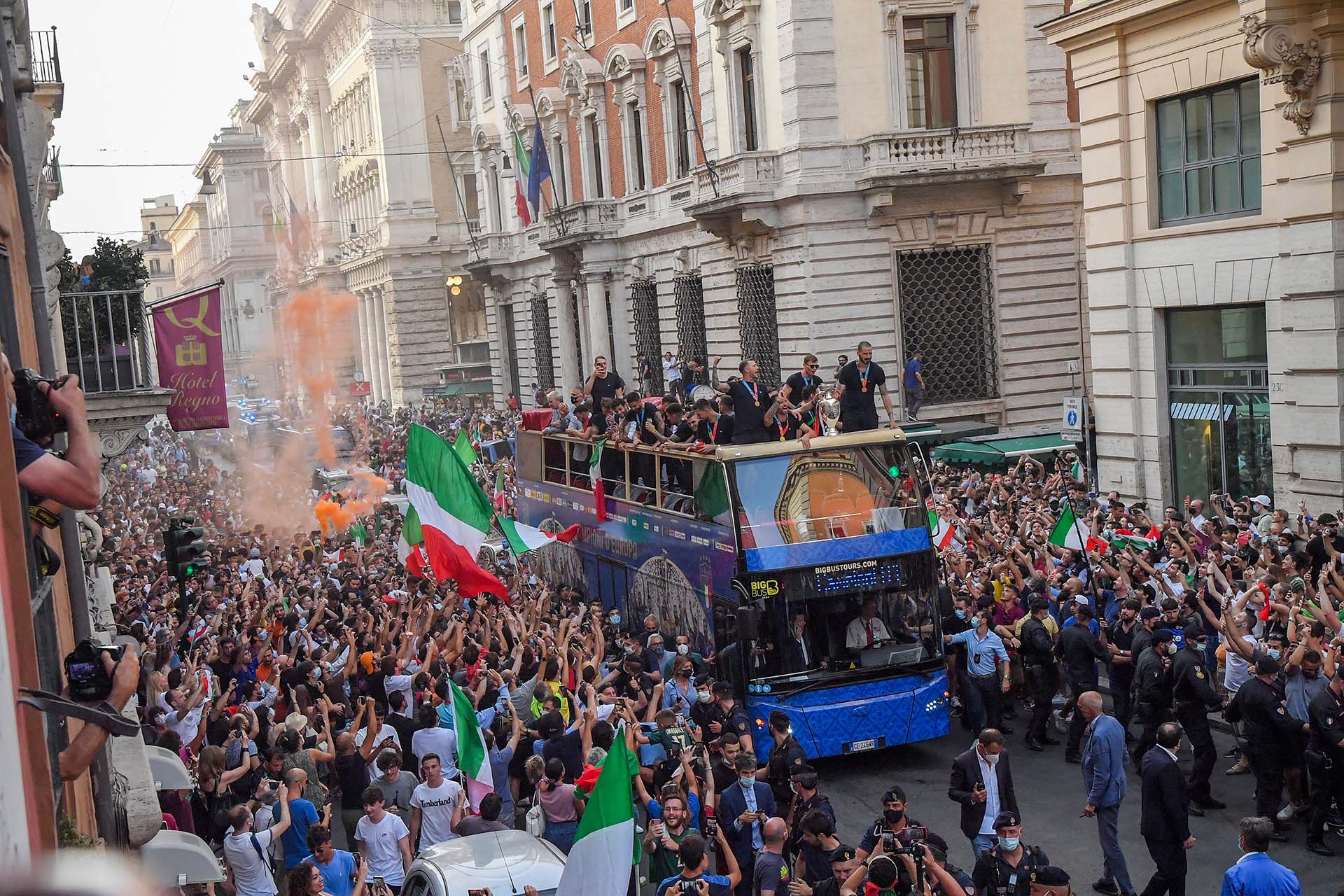 Los jugadores de Italia fueron honrados como héroes el lunes con un día de celebraciones que culminó con un viaje en autobús descubierto por Roma después de vencer a Inglaterra