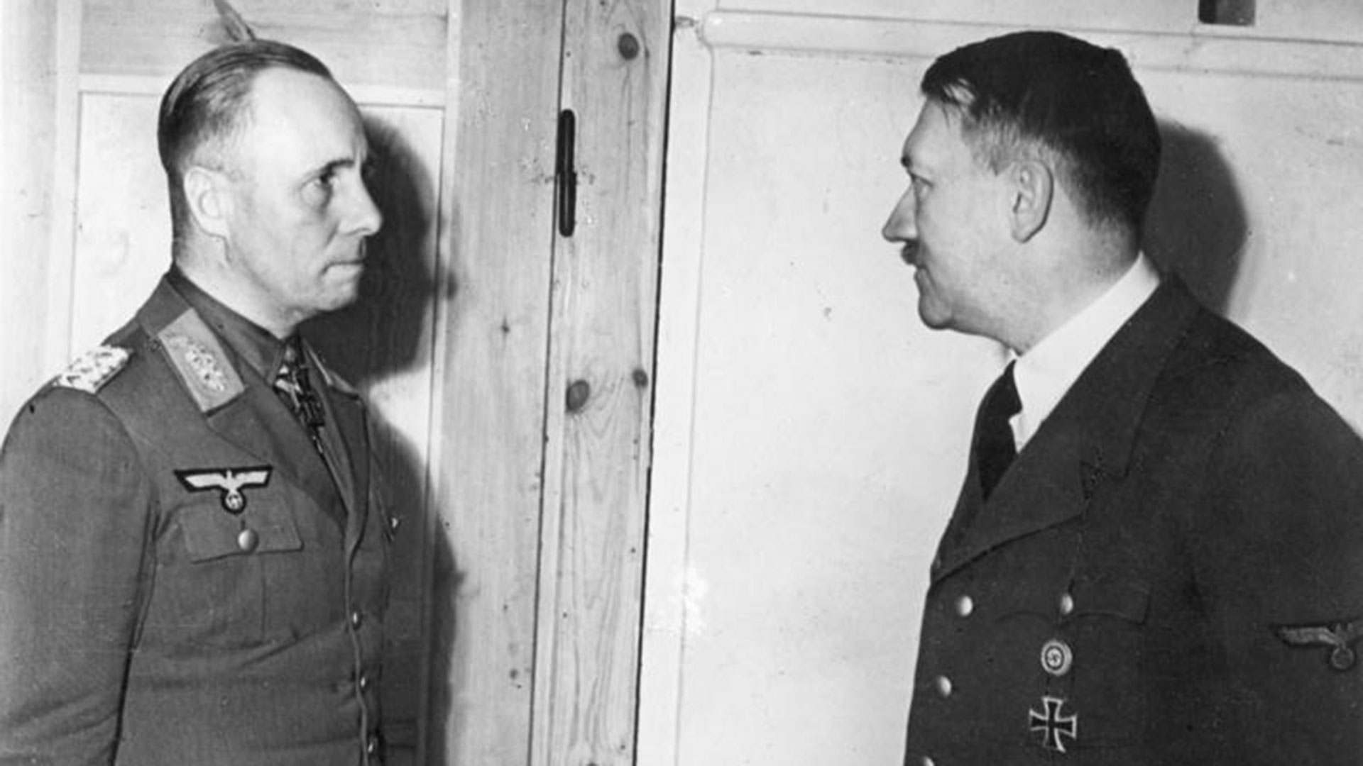 Hitler le ordenó a Rommel que lo fuera a visitar a Berlín, pero éste se rehusó. Entonces le envió a dos generales, Burgdorf y Maisel, con dos pastillas de cianuro y un ultimátum: o el suicidio, o la ejecución