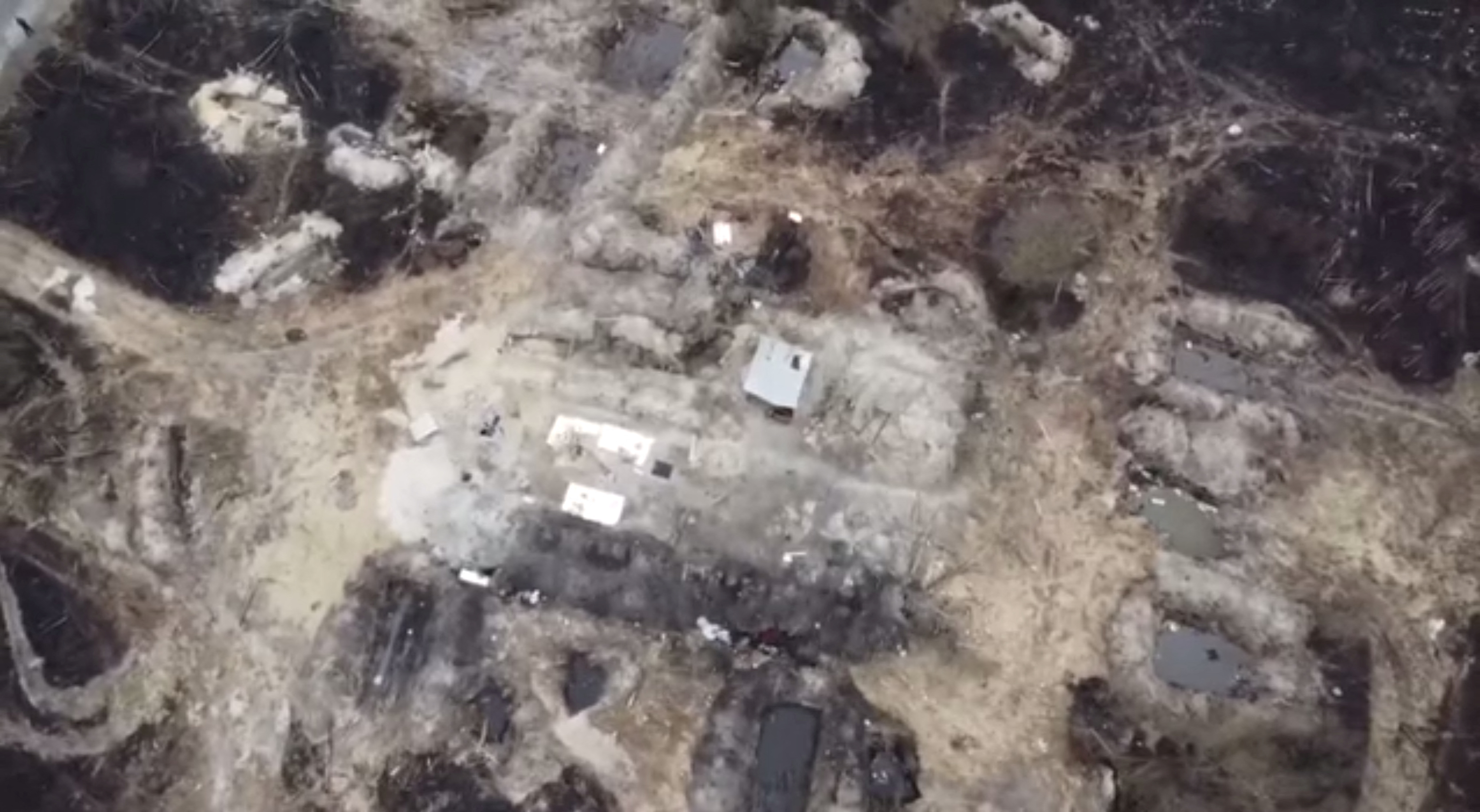 Una vista de las trincheras cerca de la planta de energía nuclear de Chernobyl, en medio de la invasión rusa de Ucrania, en Pripyat, Ucrania, en esta imagen fija obtenida de un video de un dron el 6 de abril de 2022. (Fuerzas Armadas de Ucrania/REUTERS)