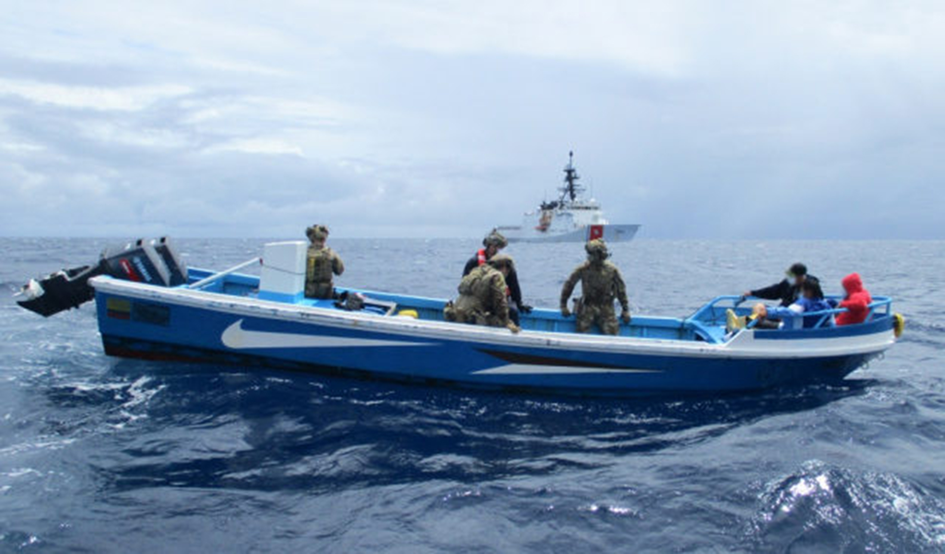 El barco fue remolcado a Curazao, donde el tripulante y el cargamento fue entregado a la policía local