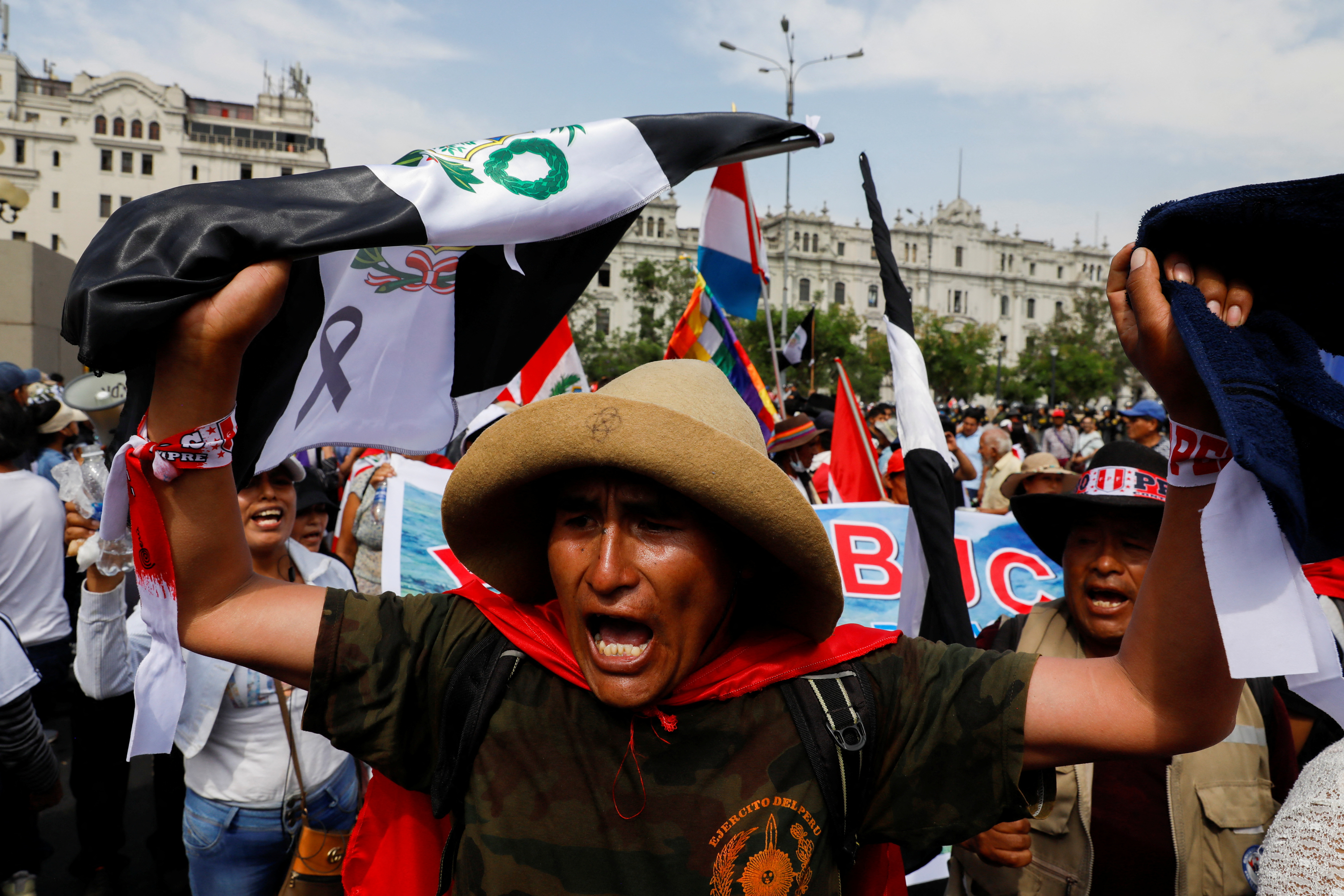 Manifestantes participan en la marcha 'Toma Lima' para manifestarse contra la presidenta de Perú, Dina Boluarte, en Lima. REUTERS/Alessandro Cinque