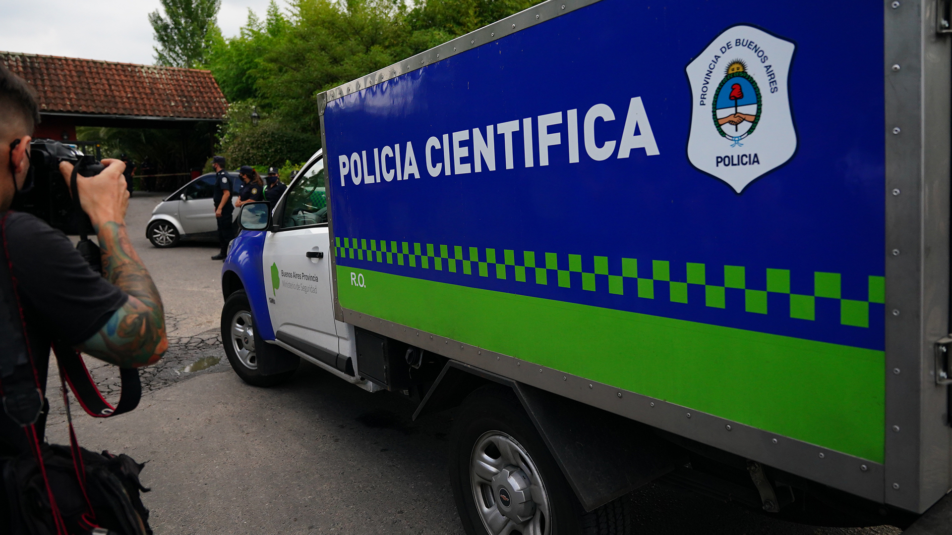 El móvil de Policía Científica que llego al country San Andrés para retirar el cuerpo del ídolo (Franco Fafasuli)
