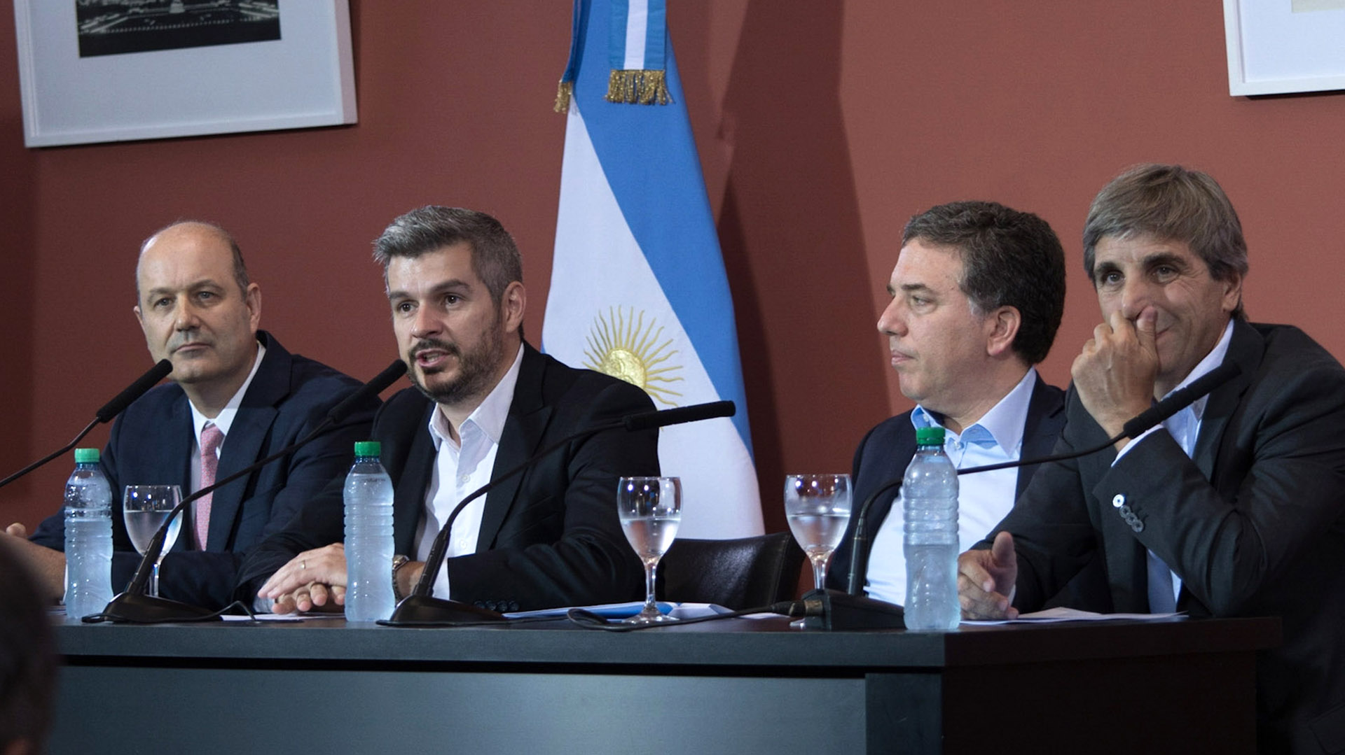 Federico Sturzenegger, Marcos Peña, Nicolás Dujovne y Luis Caputo, en ocasión de un anuncio que muchos interpretaron como un hito del fracaso de la política económica macrista