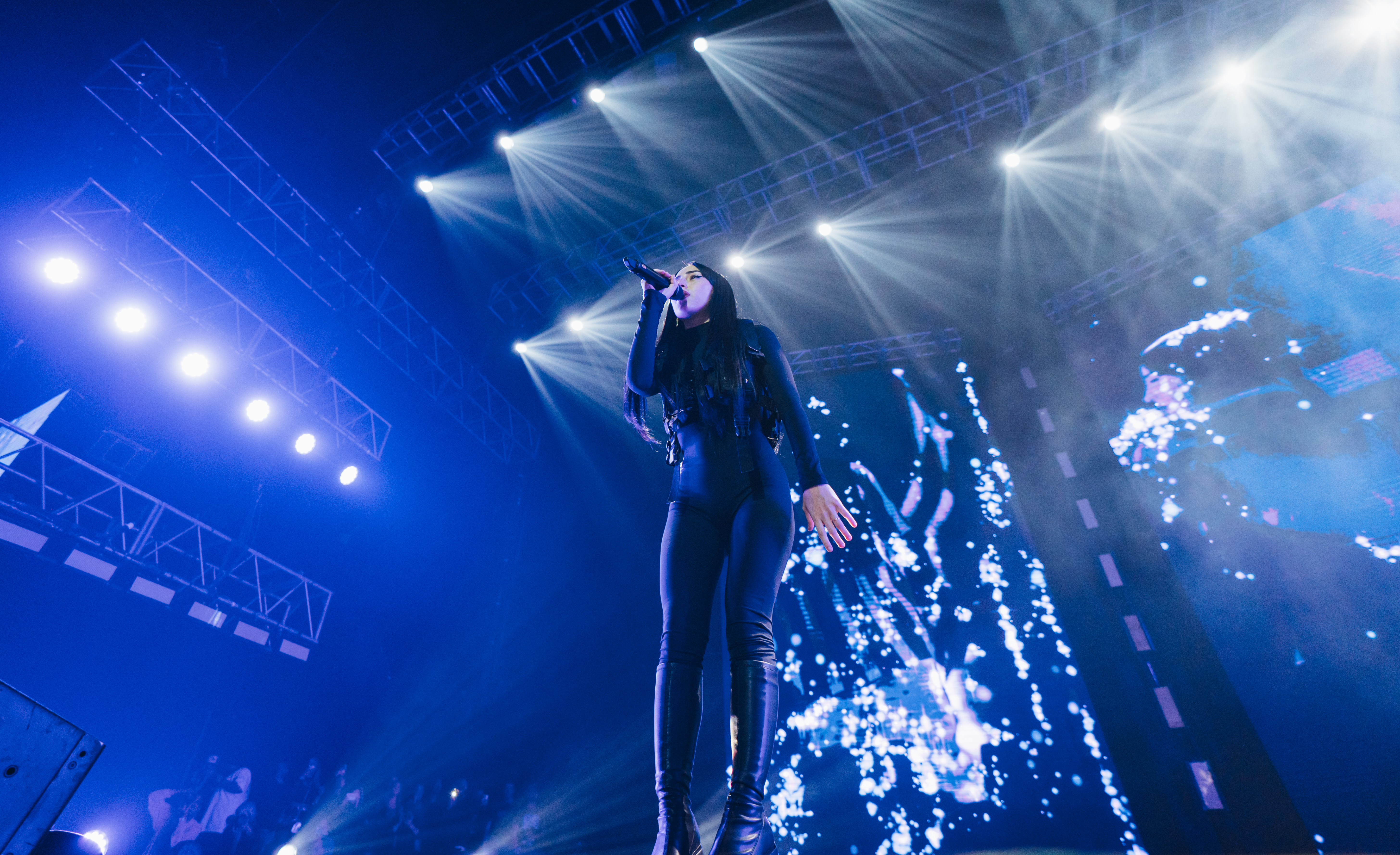 Entre la pantalla de humo y una mezcla de luces azules y violetas, Nicki Nicole se hizo presente con un traje completamente negro para interpretar ‘Nota’