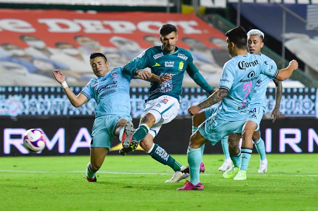 El delantero argentino Emmanuel Gigliotti (León FC) lucha un balón con la defensiva mazatleca (Foto: Instagram/clubleon_oficial)