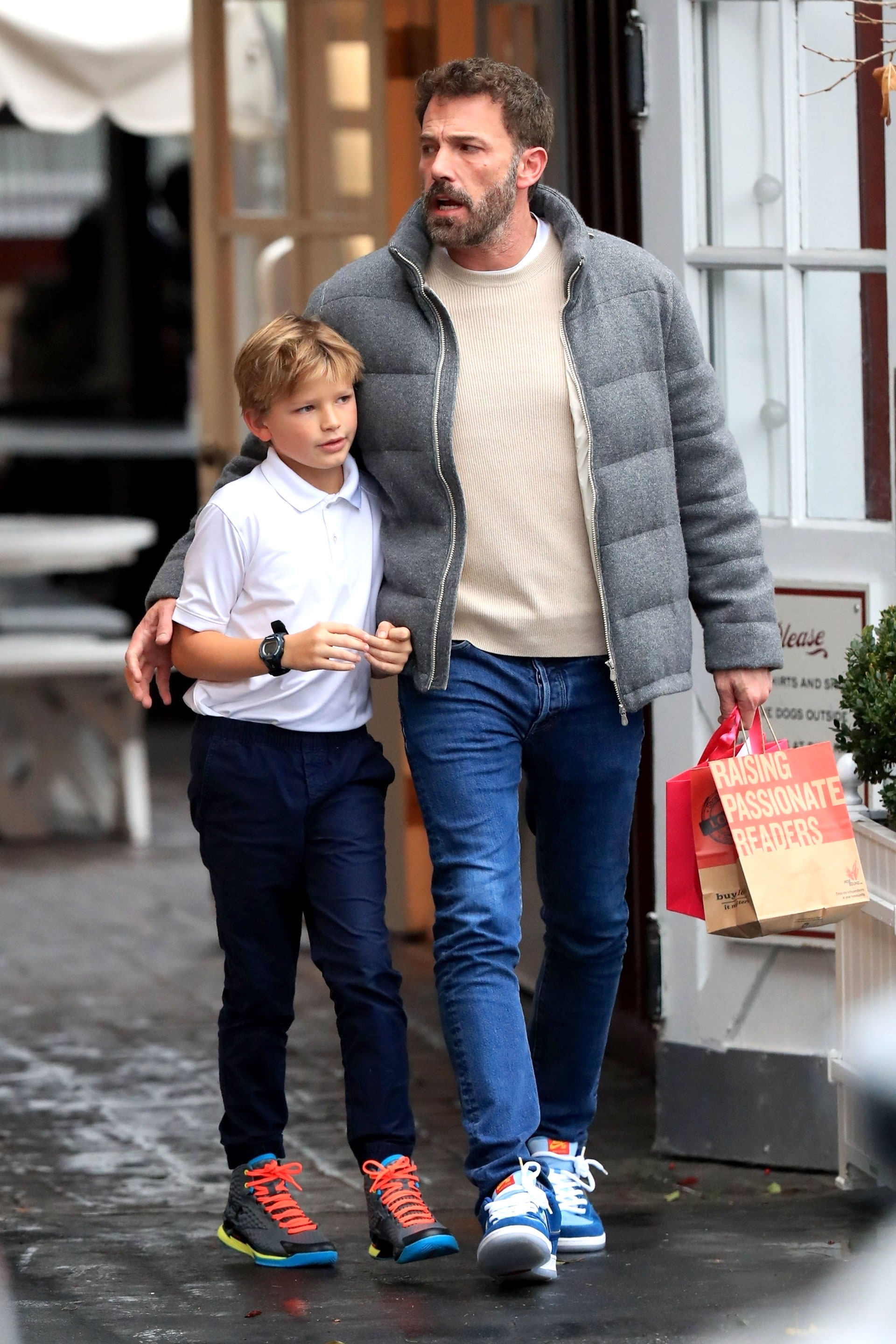 Ben Affleck salió de compras con su hijo, y fueron localizados en una librería en Country Mart en Los Ángeles. El actor y cineasta estadounidense de 50 años se encontraba con el menor, Samuel, un día después de que el actor asistiera al evento DealBook del New York Times en Nueva York