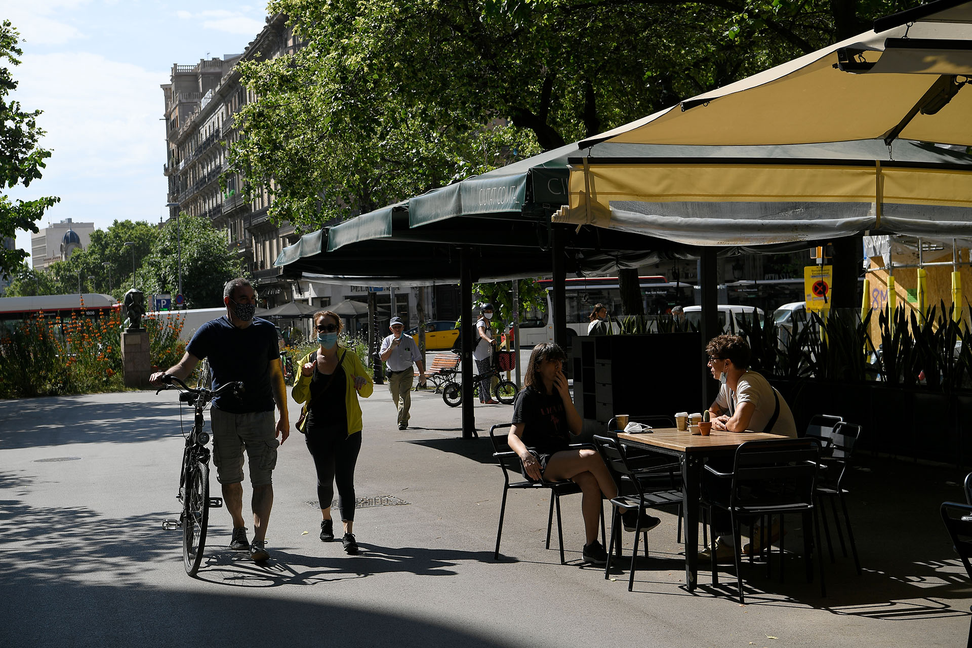 Los bares de las Ramblas de Barcelona, llenos. La crisis económica ya es de hecho una realidad en Europa, que como el resto del mundo espera una recesión gigantesca, y que promete nuevos y complicados episodios. (LLUIS GENE / AFP)