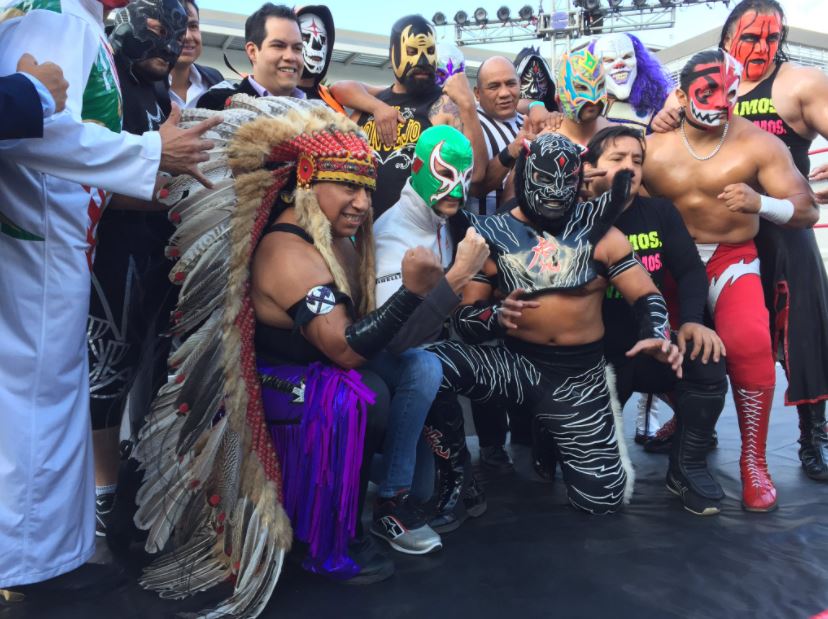 Miembros de Lucha Libre Triple A con el piloto mexicano Esteban Gutiérrez. (Foto: @HaasF1Team)