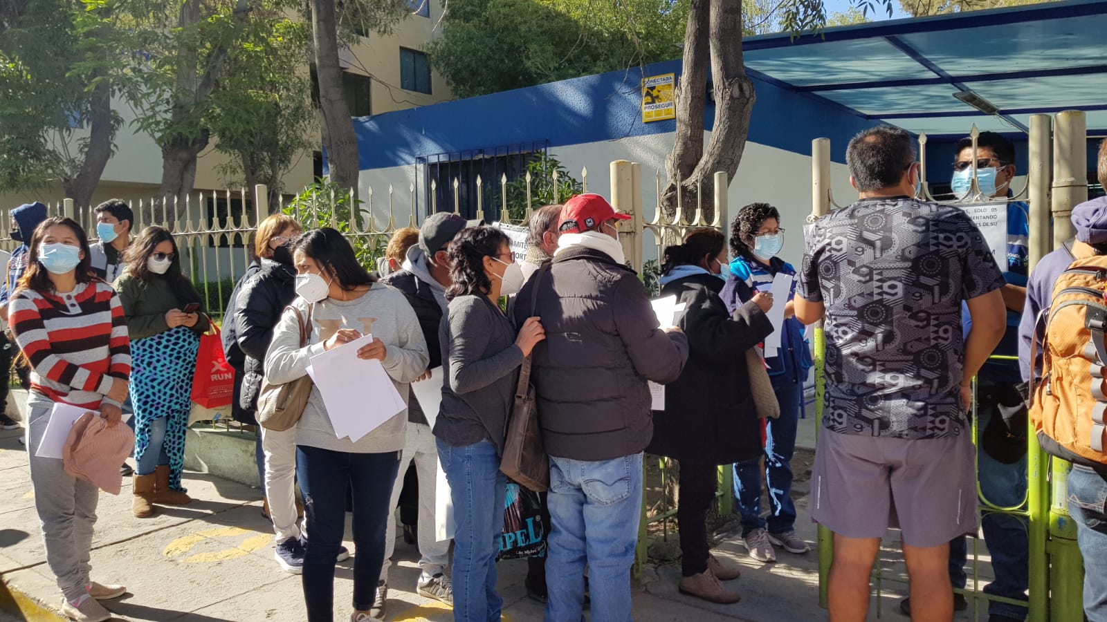 Decenas de personas forman colas en Migraciones de Arequipa. | Foto: Alexis Choque/URPI
