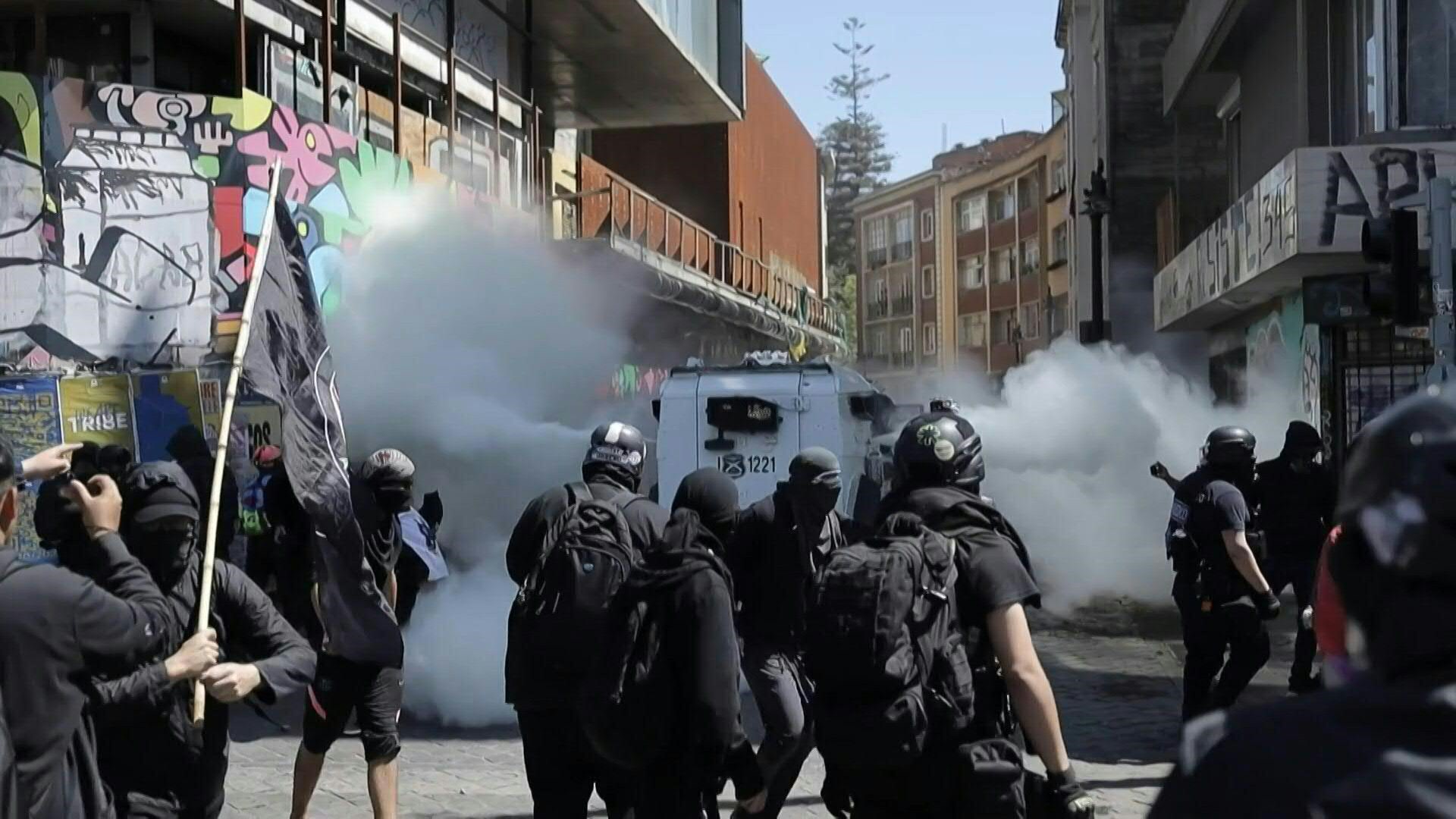 Una protesta de pueblos originarios en Santiago terminó el lunes con choques entre manifestantes y policías. La marcha repudiaba la militarización de regiones del sur de Chile, donde grupos radicales indígenas reivindican demandas de los Mapuche.