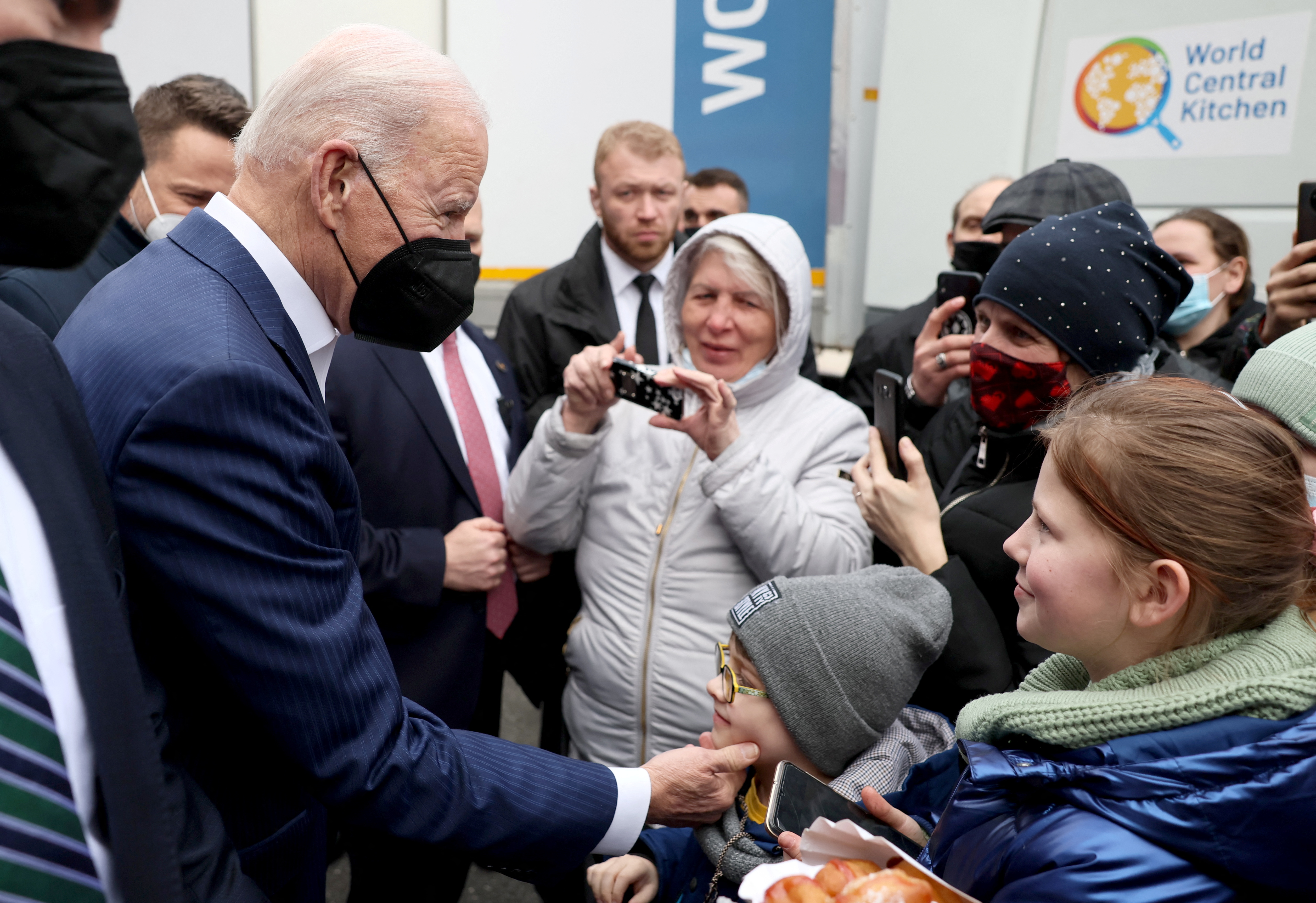 Biden junto a refugiados ucranianos (REUTERS/Evelyn Hockstein)