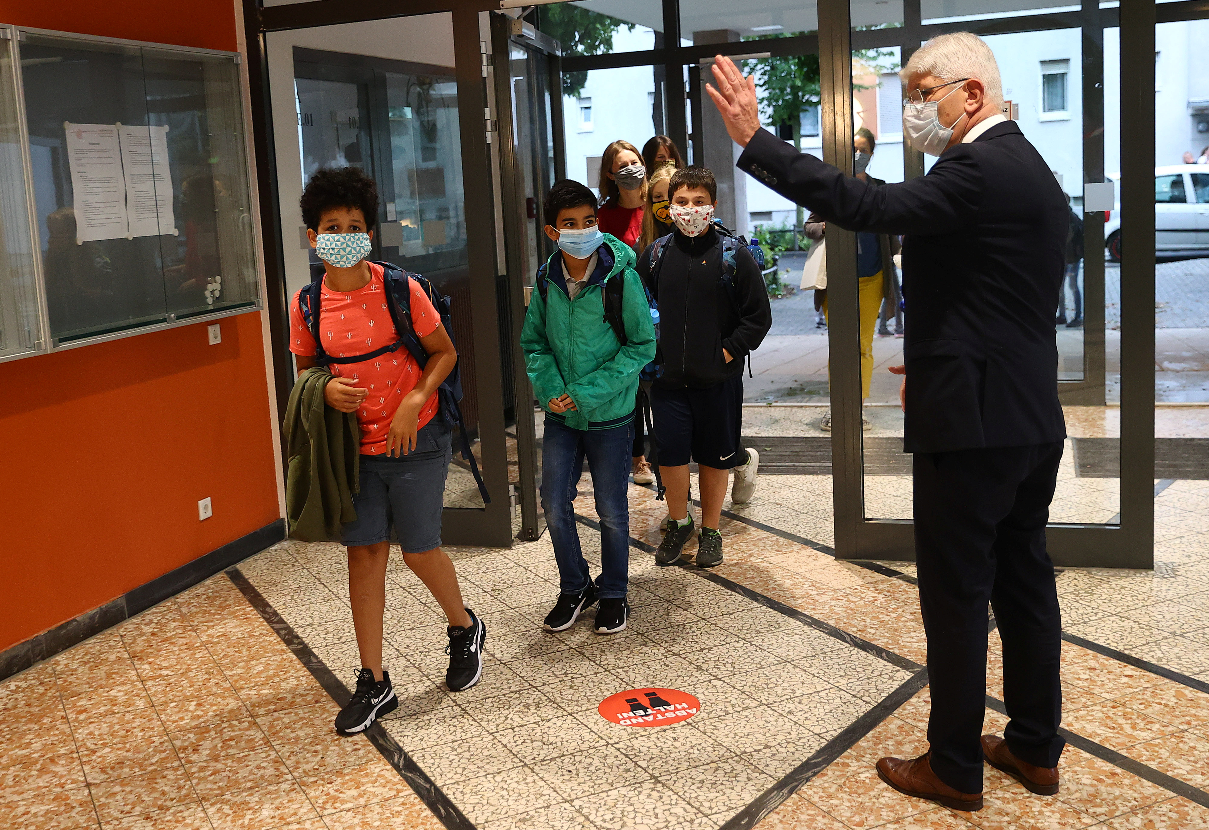 El regreso a la escuela en Hanau, Alemania, el pasado 17 de agosto.   (REUTERS/Kai Pfaffenbach)