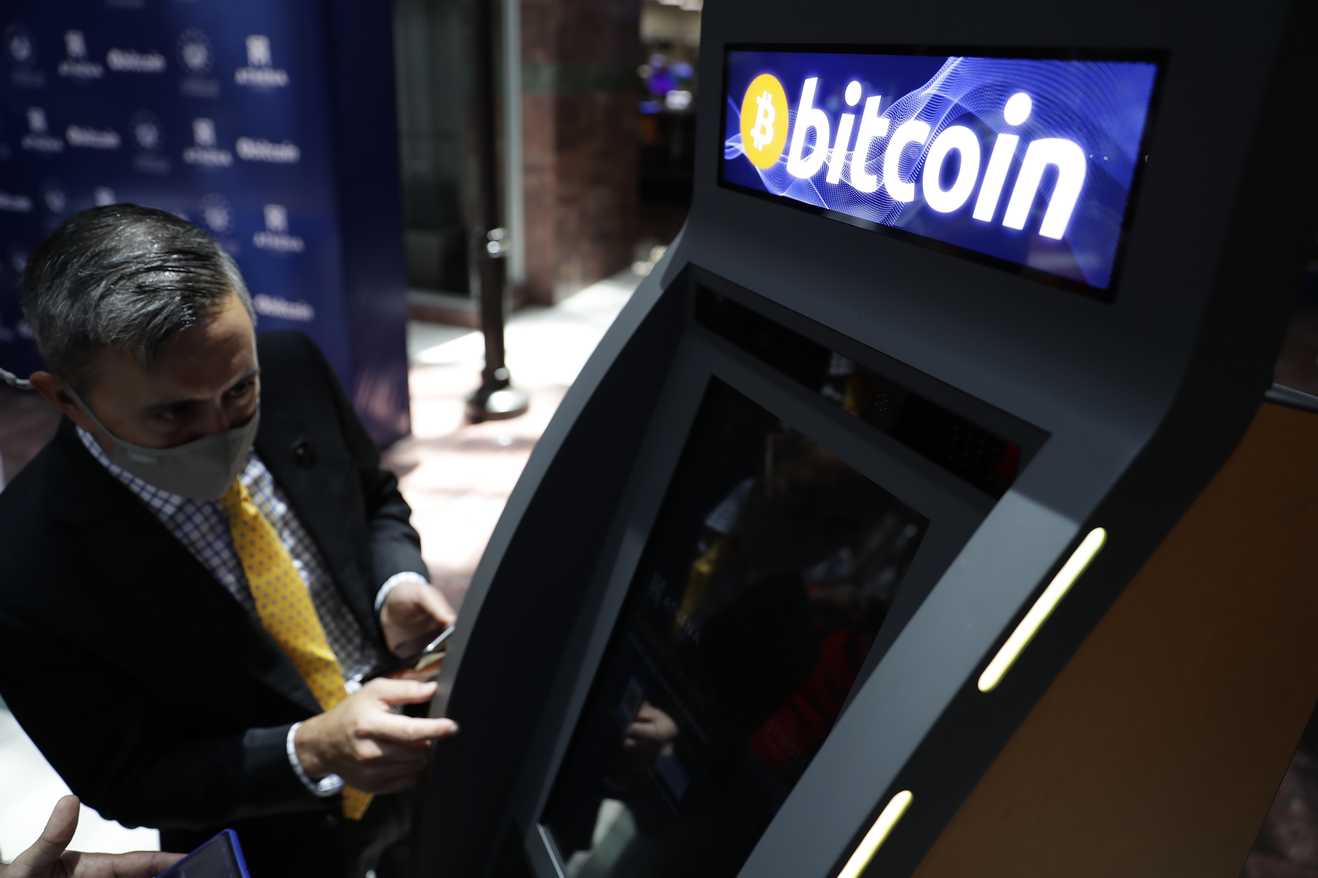 Eric Gravengaard, CEO y fundador de la compañía Anthena Bitcoin, al realizar una operación de prueba en un cajero automático para transacciones en bitcoin, en San Salvador (El Salvador). (EFE/Rodrigo Sura/Archivo)