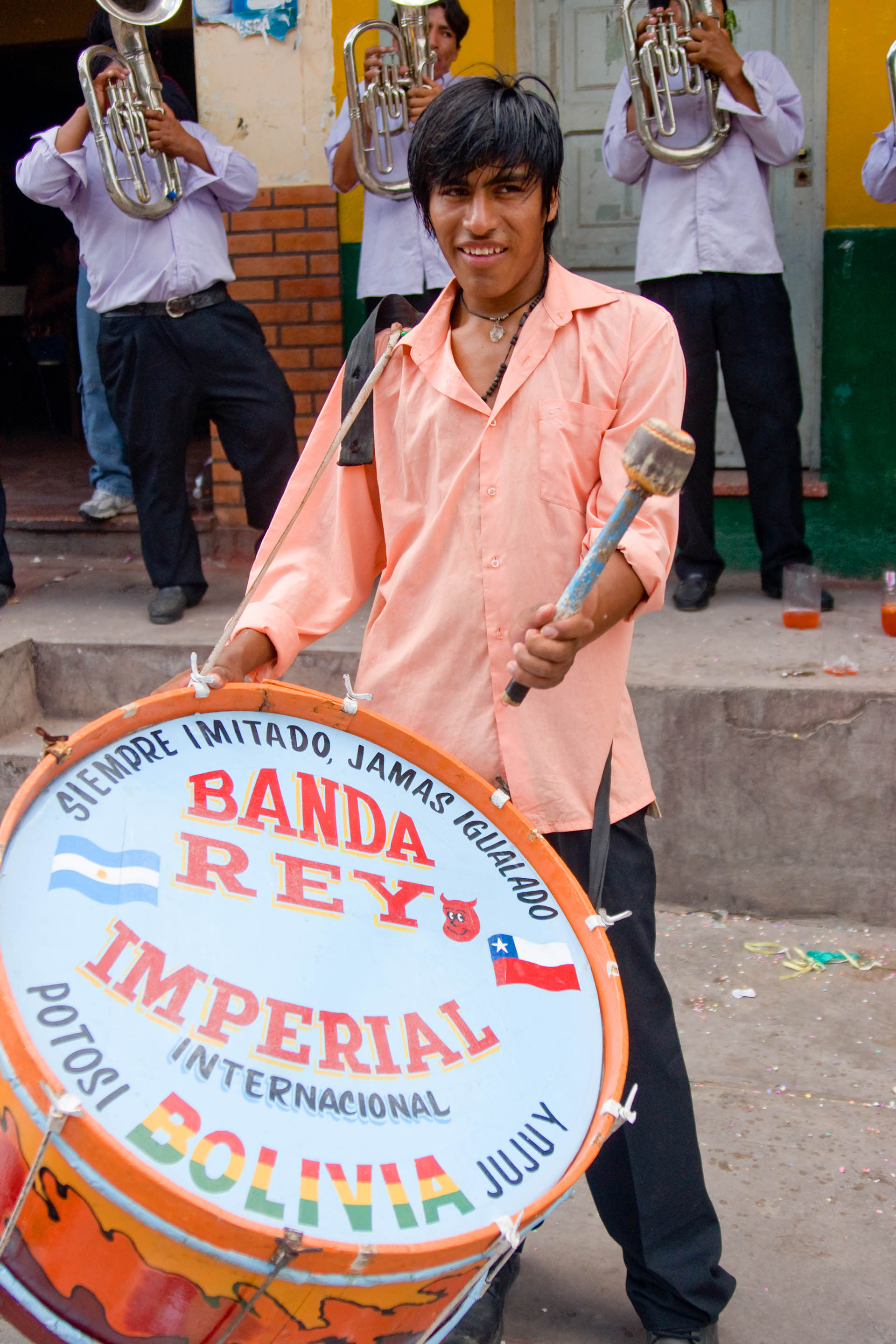 La Banda Rey Imperial marcha en San Salvador de Jujuy en el primer día del mes de la Pachamama. En el país, existen por lo menos 35 pueblos originarios que representan a más de 400 mil personas