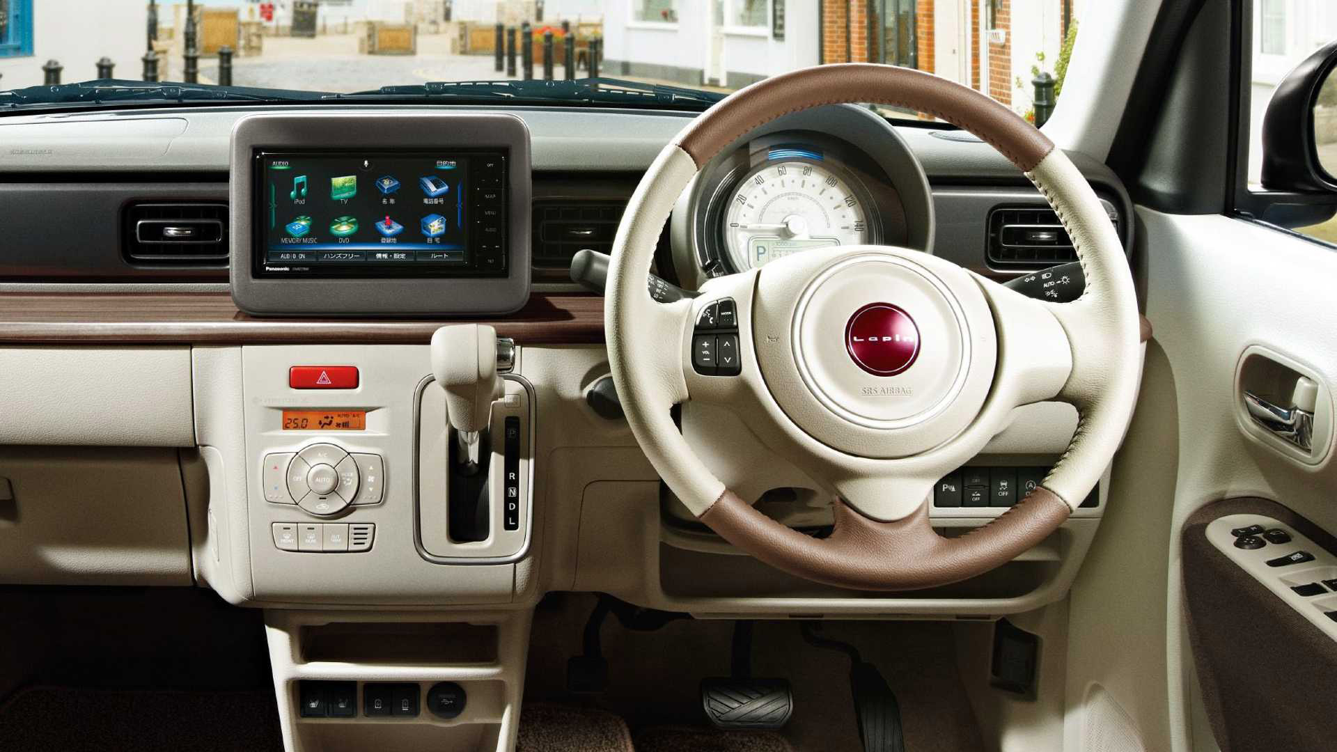 The dashboard of the Suzuki Alto Lapin LC is very reminiscent of 60 years ago, especially because of the colors chosen for both the exterior and the interior upholstery.