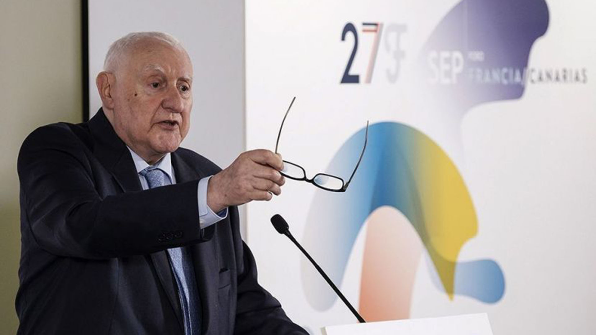 El historiador y Premio Príncipe de Asturias de Ciencias Sociales 2014, Joseph Pérez, durante una conferencia en Las Palmas de Gran Canaria.  27/09/2017. EFE/Ángel Medina G.