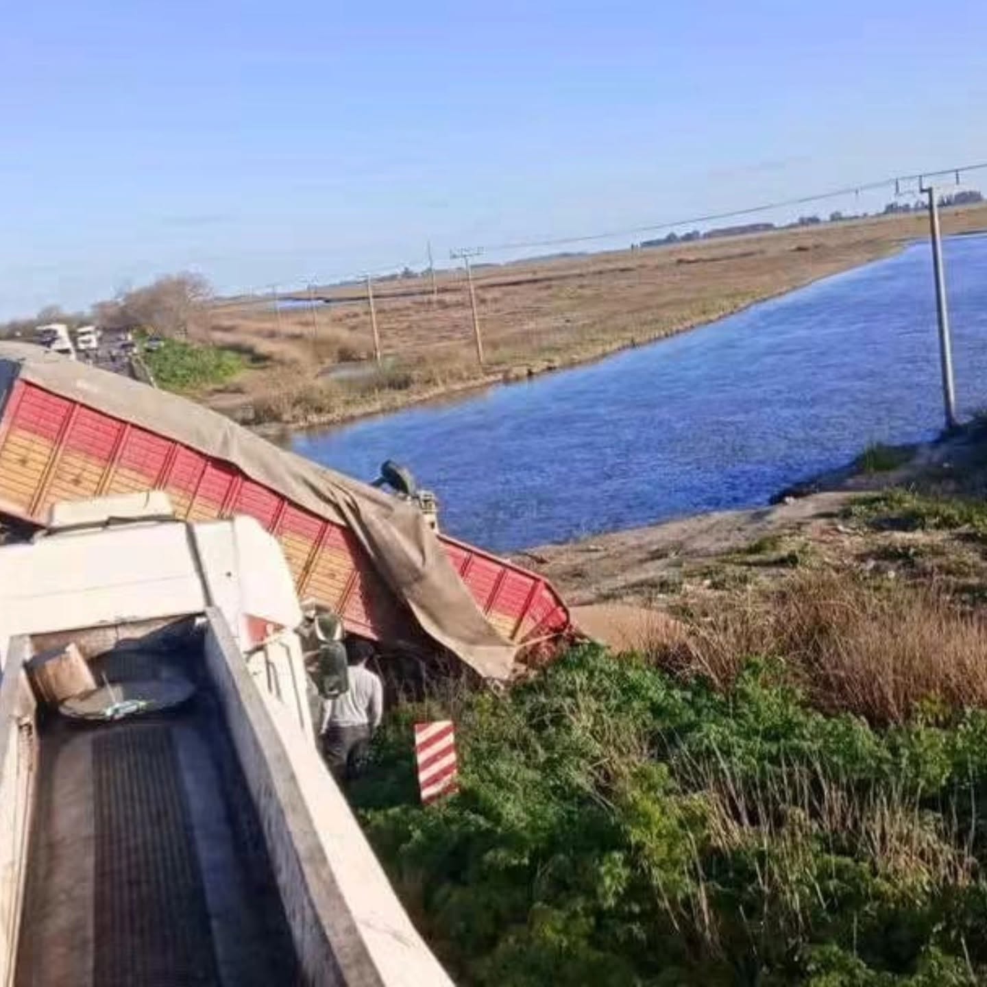 Impactante accidente en la Ruta 51: cuatro camiones chocaron, uno cay&oacute; de un puente y un hombre muri&oacute;