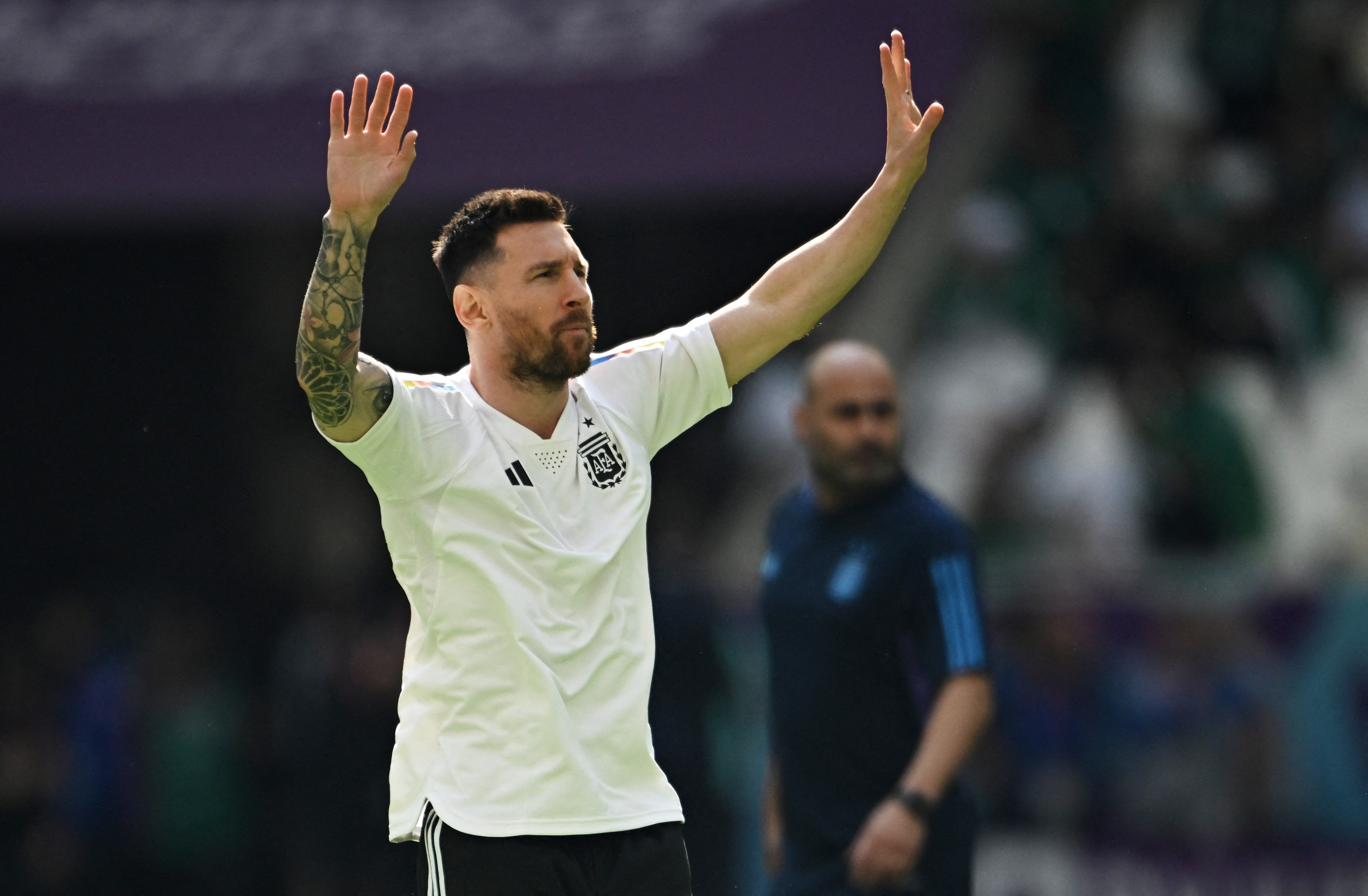 El saludo de Messi al salir al campo de juego para la entrada en calor (REUTERS/Dylan Martinez)