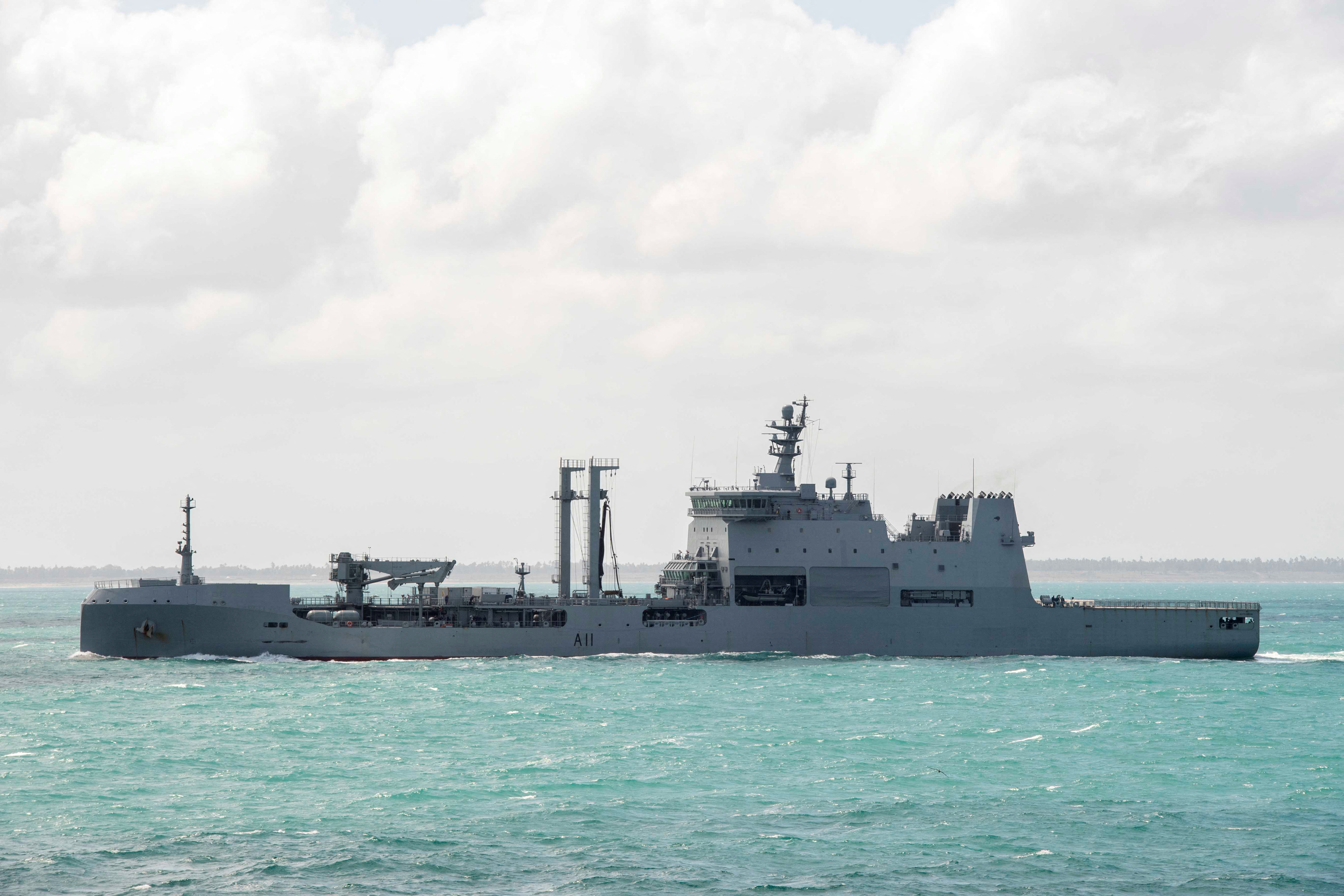 El HMNZS Aotearoa de la Marina Real de Nueva Zelanda navega en el mar frente a la costa de Tonga, el 21 de enero de 2022. Fuerza de Defensa de Nueva Zelanda/Handout via REUTERS