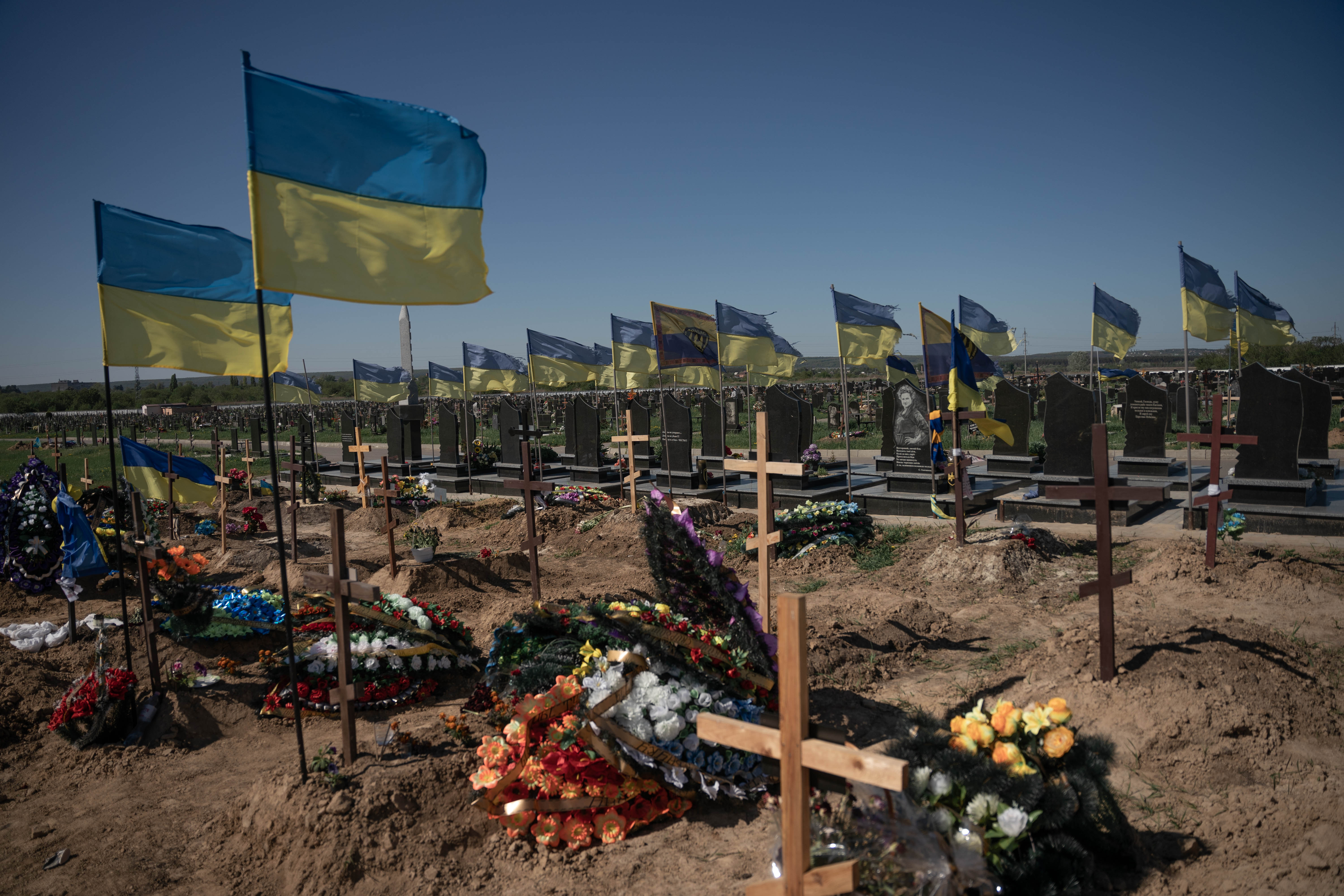 Cementerio 18 en las afueras de la ciudad de Kharkiv, adonde están enterrados los soldados locales que cayeron frente a las tropas de Rusia. (Foto: Franco Fafasuli)
