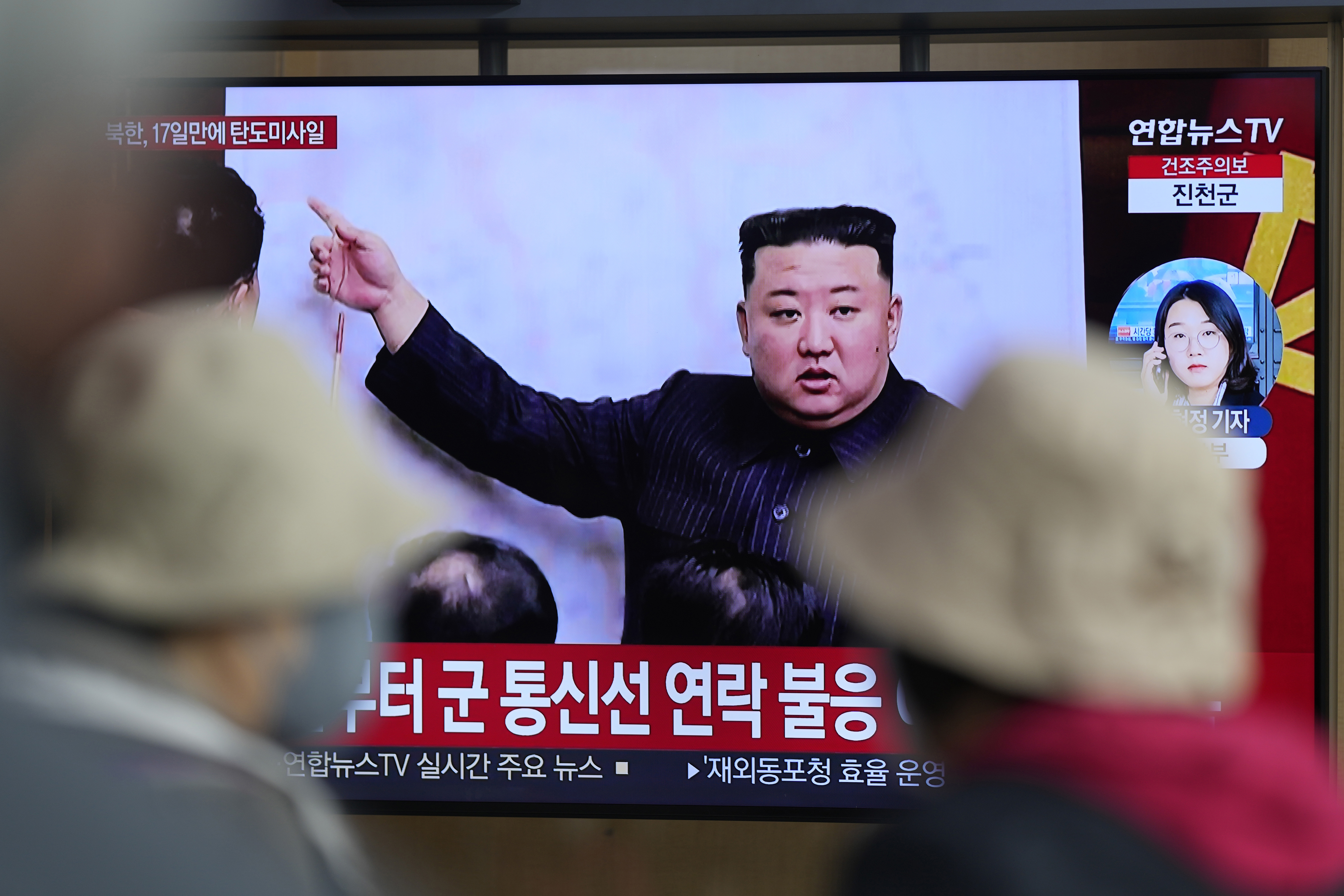 Una pantalla muestra una imagen de archivo del gobernante norcoreano Kim Jong Un en un noticiario que informa sobre el reciente lanzamiento de un misil norcoreano, el jueves 13 de abril de 2023, en la Estación Ferroviaria de Seúl, Corea del Sur. (AP Foto/Lee Jin-man)