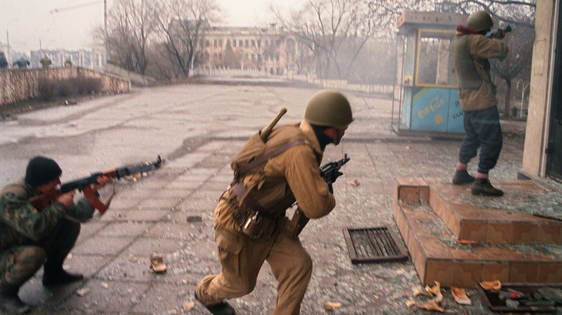 Foto de archivo de combatientes chechenos en Grozny en enero de 1995 (Alexander Nemenov/AFP)
