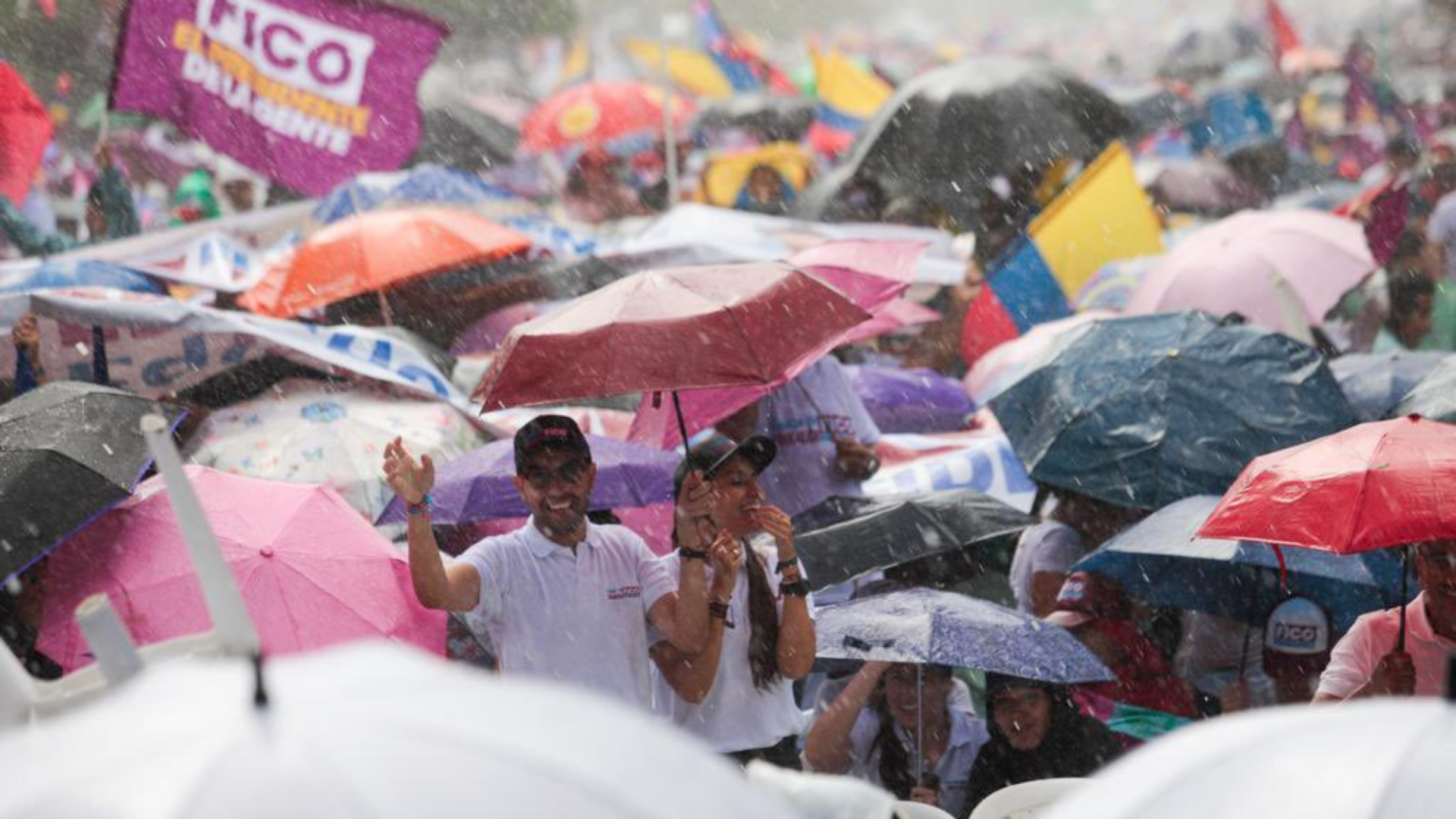Ni la lluvia impide el masivo apoyo de los ciudadanos en Medellín en el cierre de campaña de Federico Gutiérrez