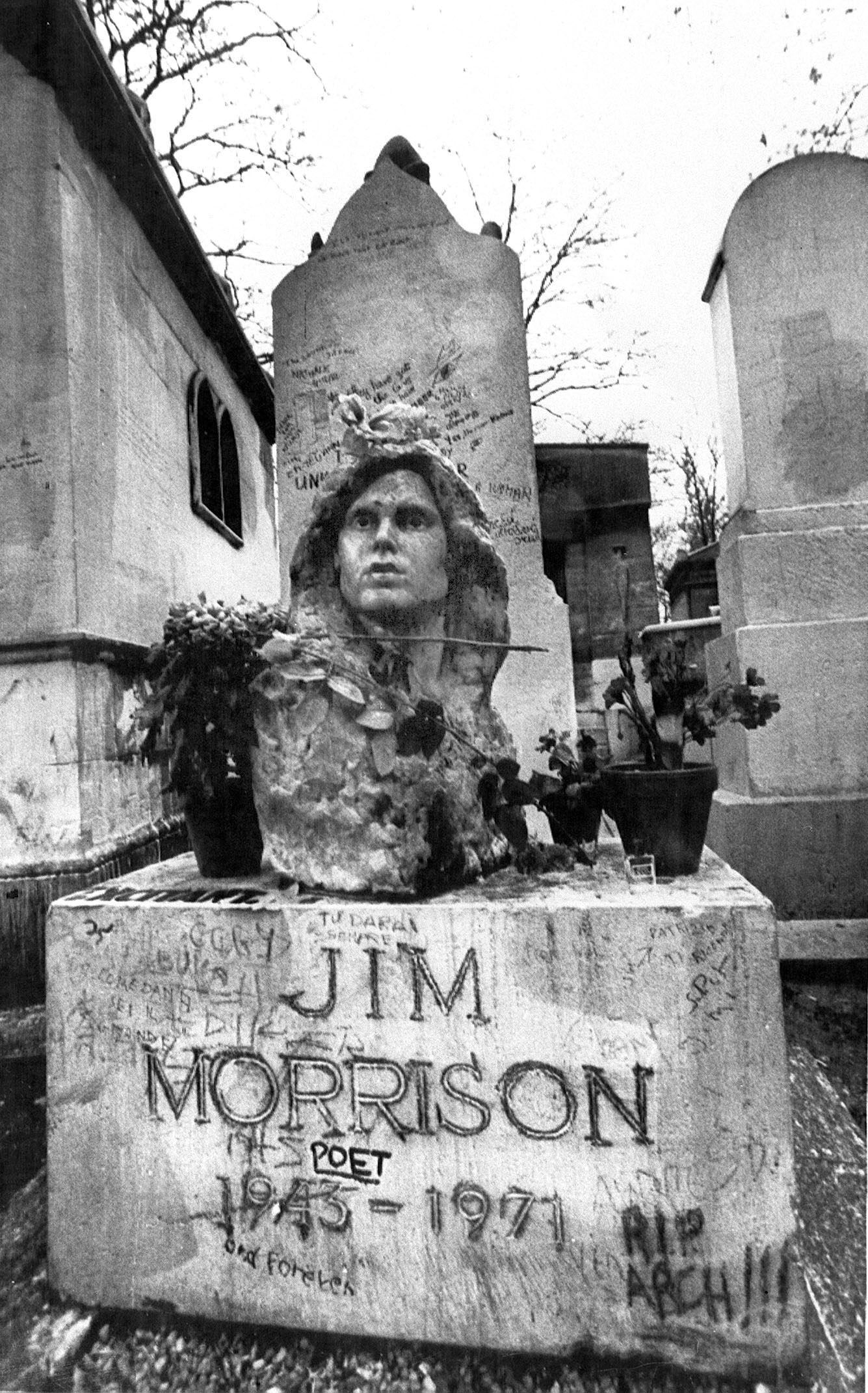Tumba de Jim Morrison, en el cementerio parisino de Pere Lachaise. EFE/ARCHIVO
