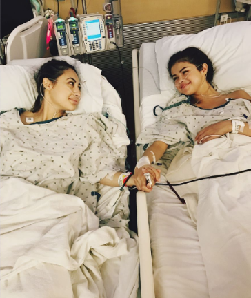 La fotografía que selló una amistad entre Selena Gómez y Francia Raisa, cuando la actriz le donó uno de sus riñones a la cantante para continuar con su tratamiento frente al lupus (@selenagomez/Instagram)