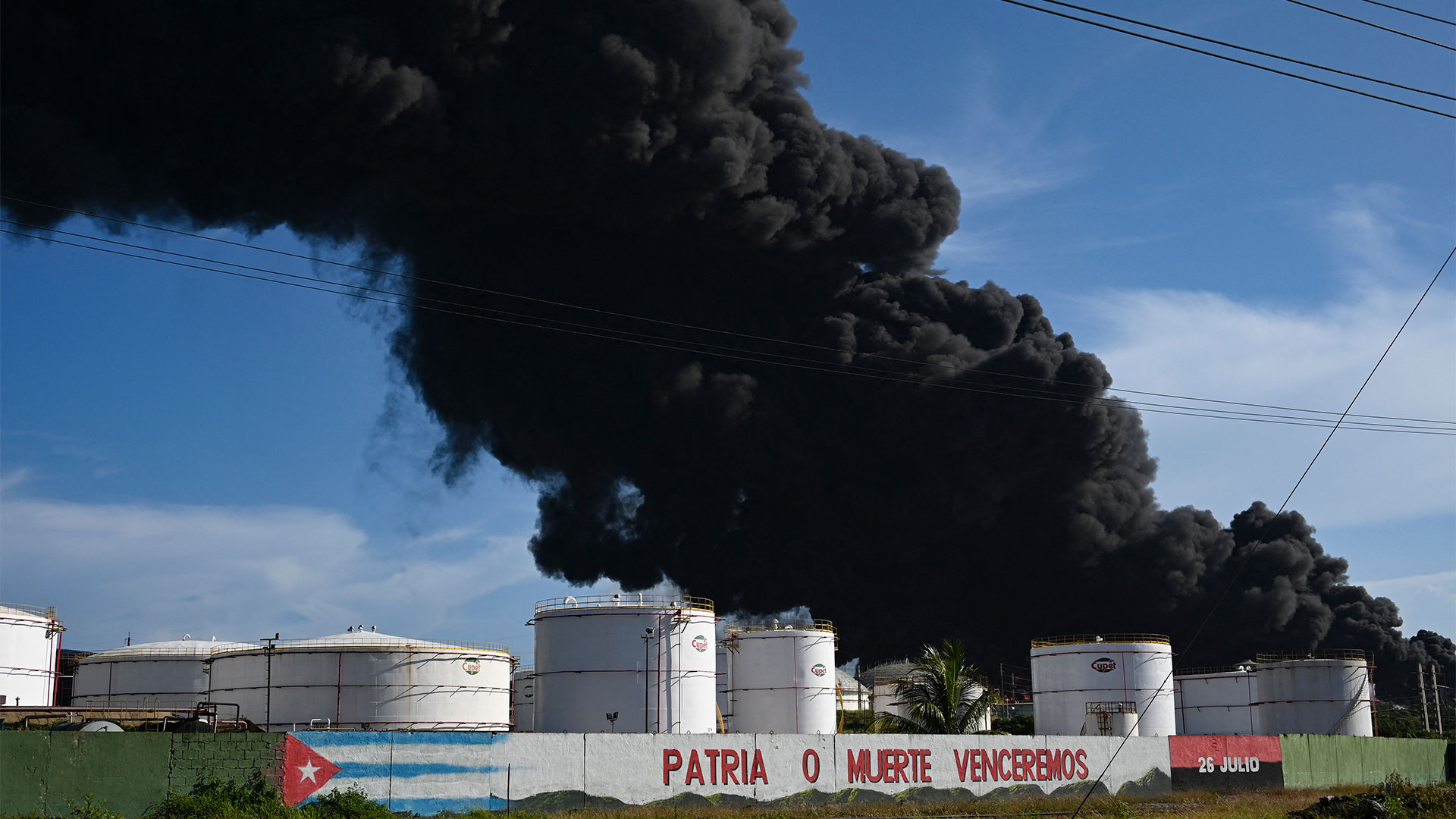 La columna de humo por el gran incendio en Matanzas (YAMIL LAGE / AFP)