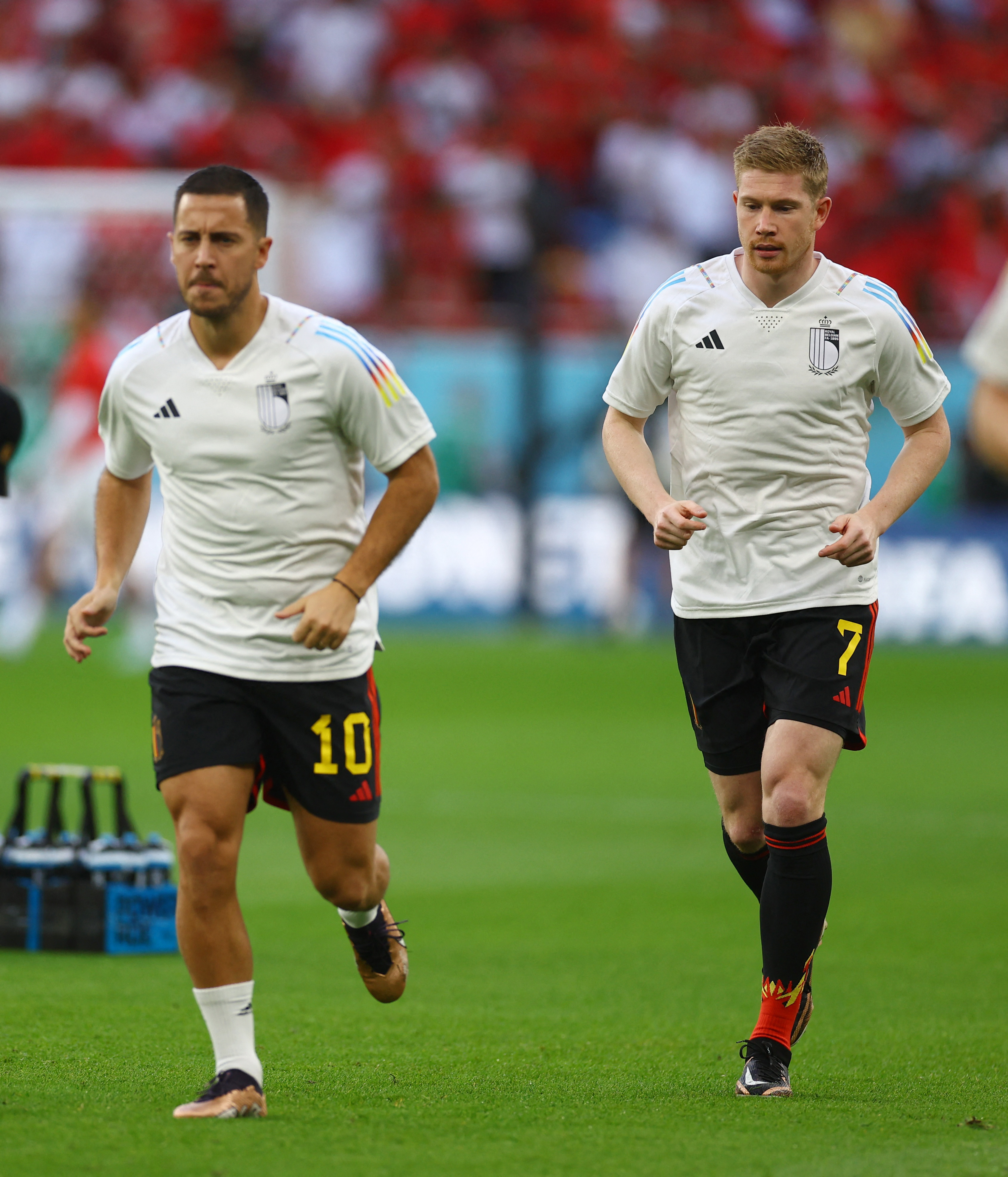 Kevin De Bruyne y Eden Hazard calientan en la previa al partido (Reuters)