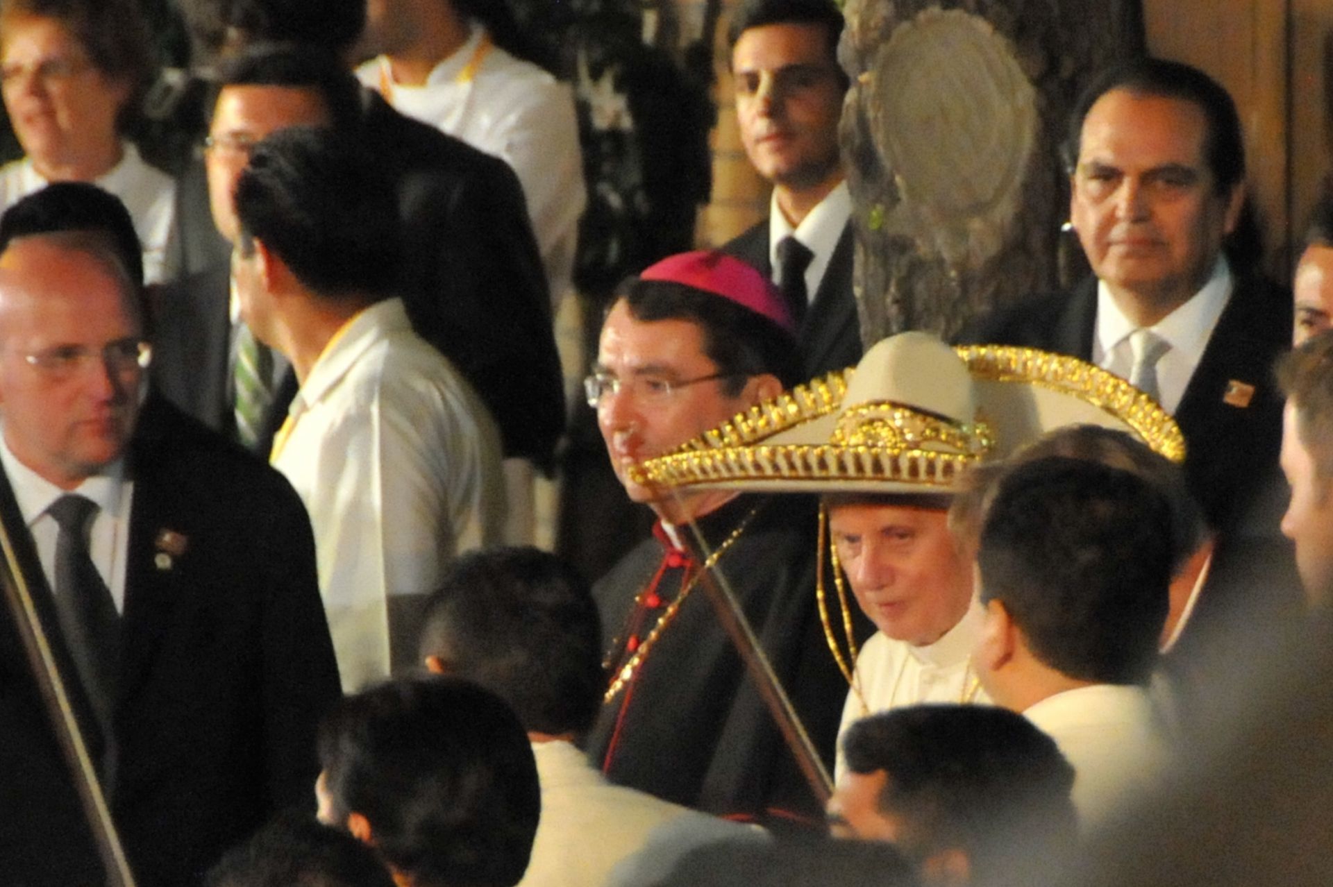 LEÓN, GUANAJUATO, 25MARZO2012.-  El Papa Benedicto XVI fue agasajado con mariachis a las puertas de la casa en donde descanso en la ciudad.
FOTO: IVÁN MENDEZ /CUARTOSCURO.COM