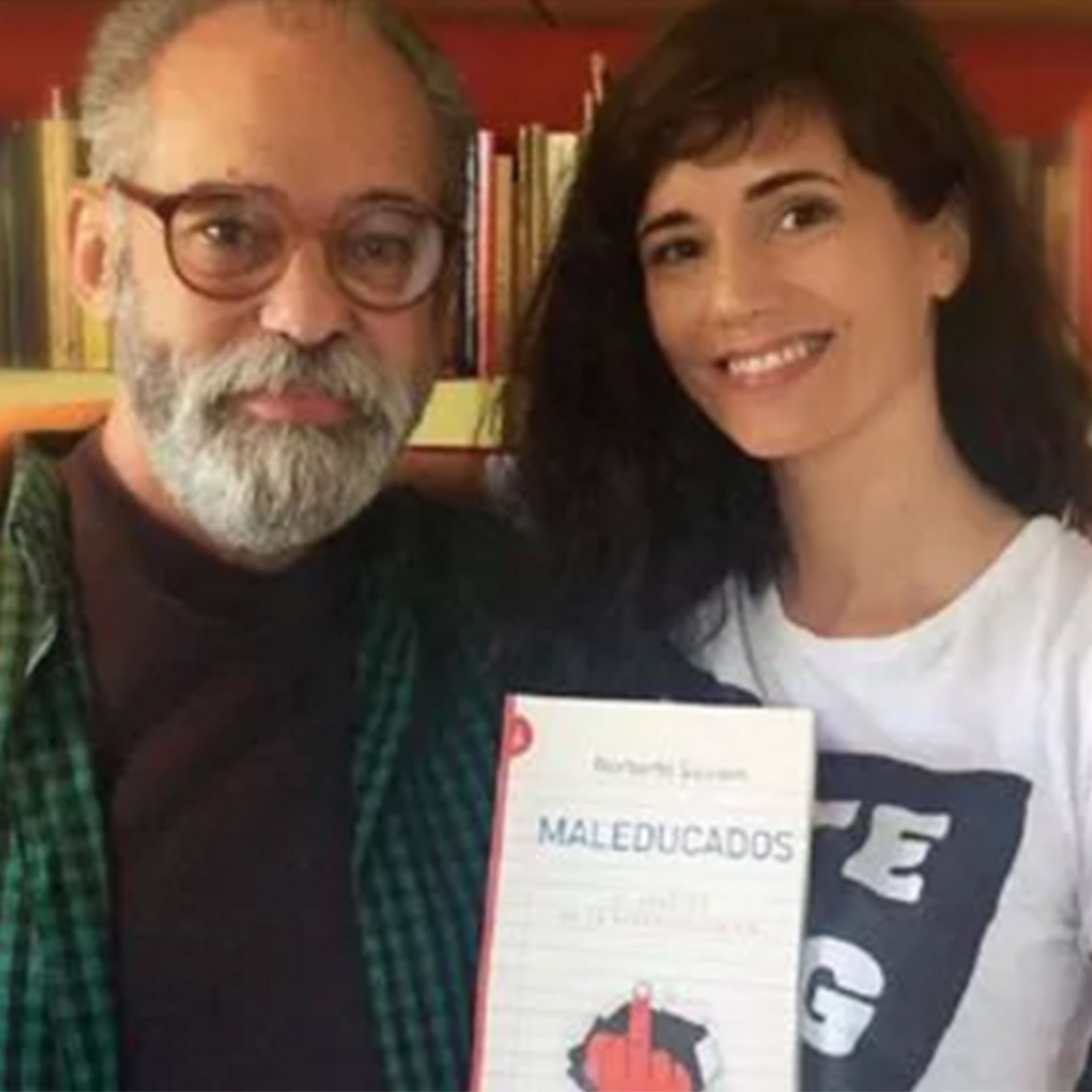 En sus redes, Griselda Siciliani suele mostrar orgullosa los libros de su padre. Hija de docentes no duda en apoyar sus reclamos. "En los 90 fuimos a todas las marchas en defensa de la escuela pública con toda mi familia. Todavía recuerdo lo que se cantaba en la marcha: 'En la Rosada hay una banda de delincuentes que vende todo a bajo precio y ahora quiere vender colegios...'"