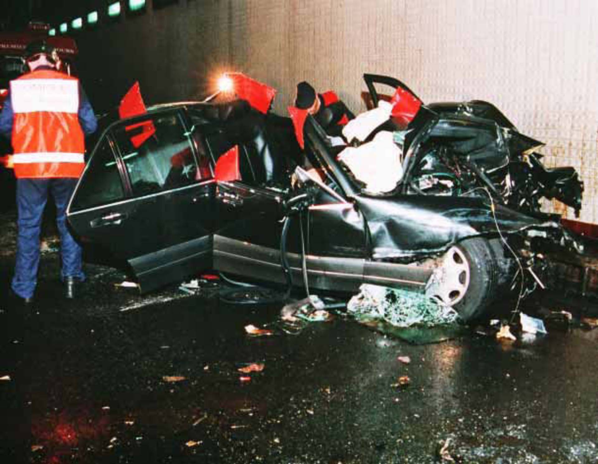 El auto, un Mercedes-Benz, quedó completamente destruido tras chocar en el interior del Pont de l’Alma (Shutterstock)