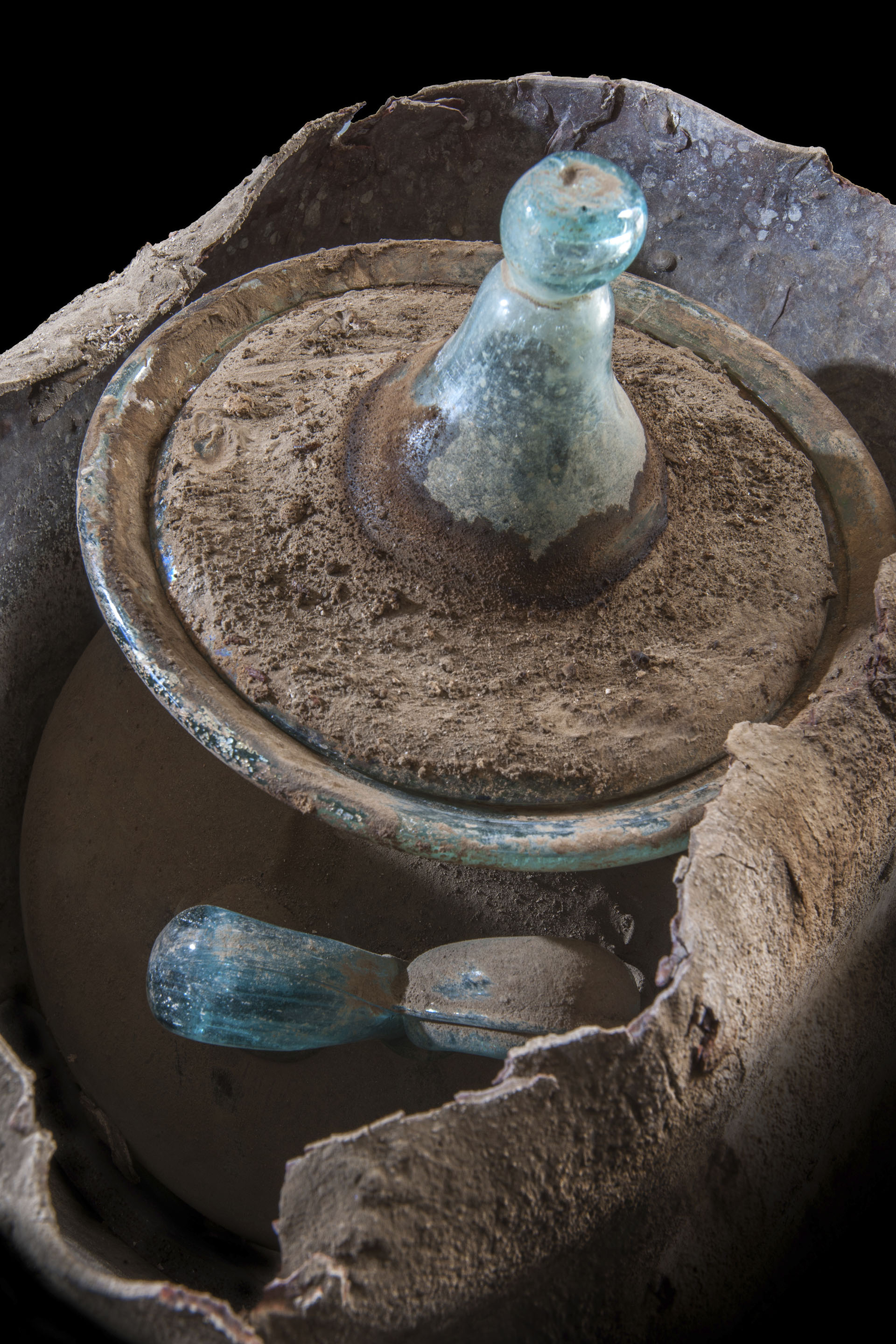 Una urna encontrada en la necrópolis de Porta Sarno, en un área aún no abierta al público en el este del centro urbano de Pompeya. El descubrimiento es inusual ya que la mayoría de los adultos fueron incinerados. (Alfio Giannotti / Parque Arqueológico de Pompeya vía AP)