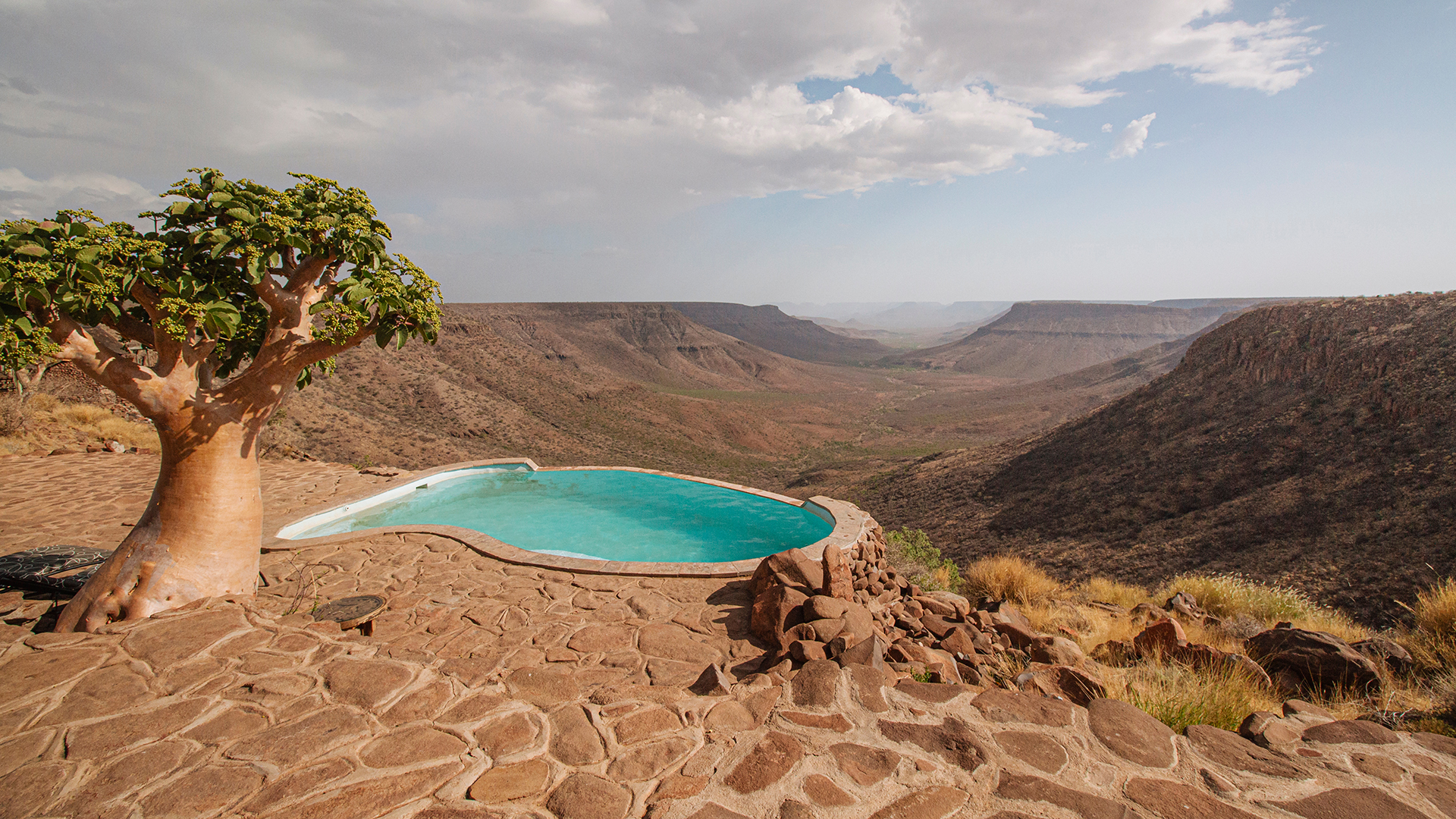 Grootberg Lodge fue el primer ‘resort’ turístico gestionado por la comunidad que lo creó en la región de Damaraland (Namibia). Este lujoso alojamiento fue construido con materiales naturales, funciona con energía solar y se integra a la perfección en el entorno que la rodea, el valle del río Klip