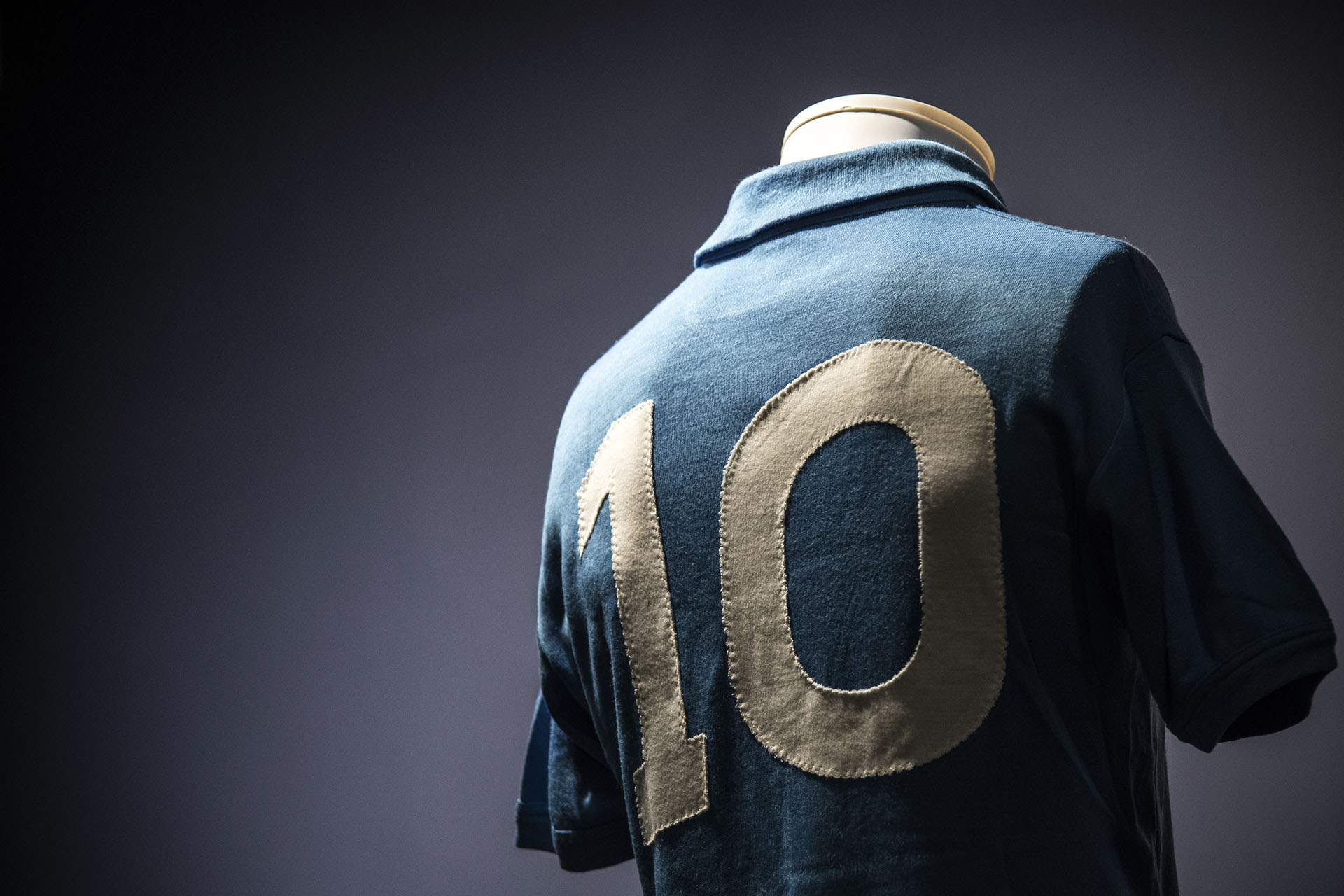 Historia pura: una de las camisetas que Diego Maradona usó con el Napoli en la temporada 1986-1987 (Foto: MARCO BERTORELLO / AFP)