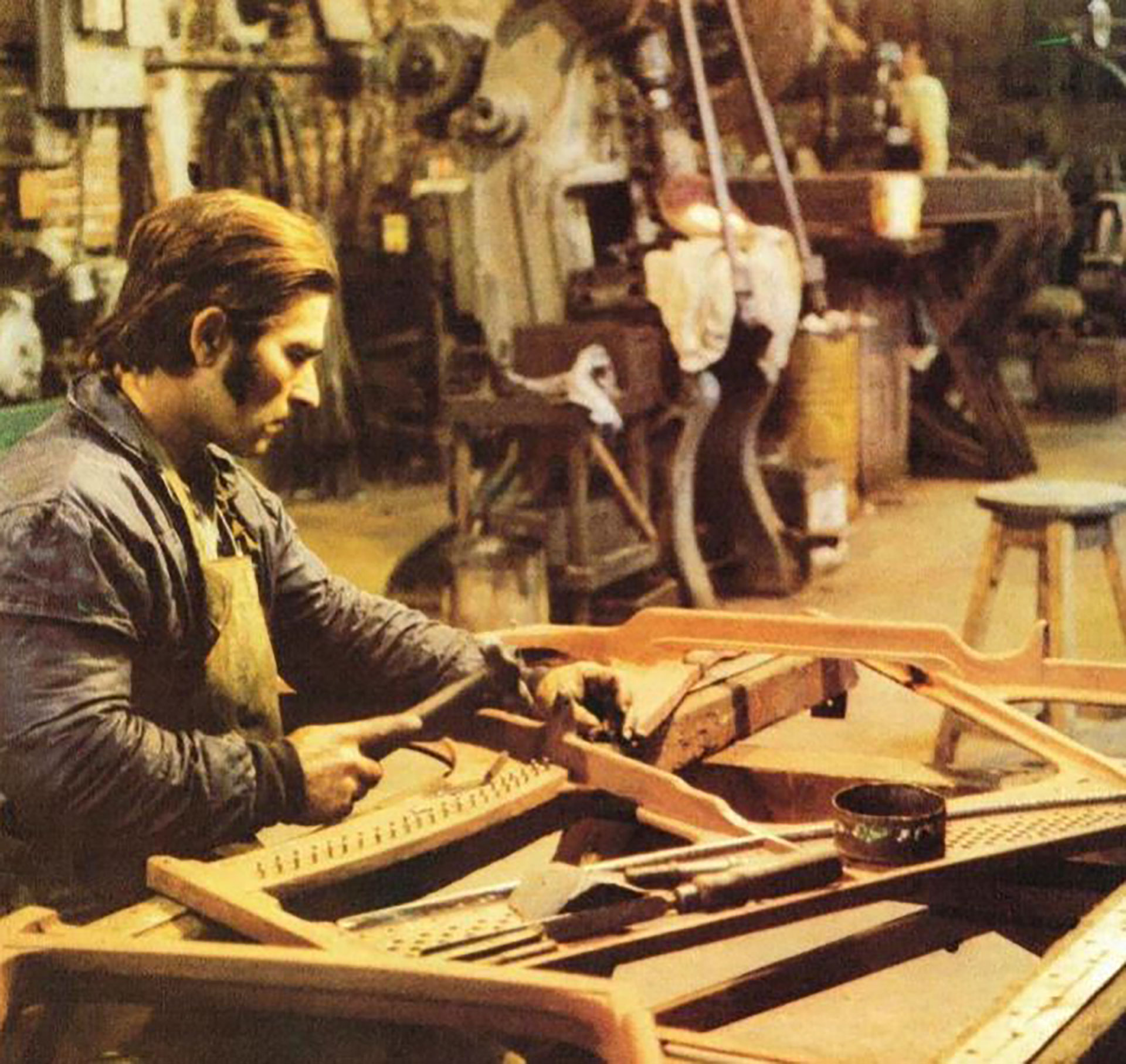 Uno de los operarios de la fábrica. Trabajaban desde carpinteros hasta afinadores (Crédito: Pilar, un pueblo y sus pianos, Historias de la Argentina Secreta, 1986)