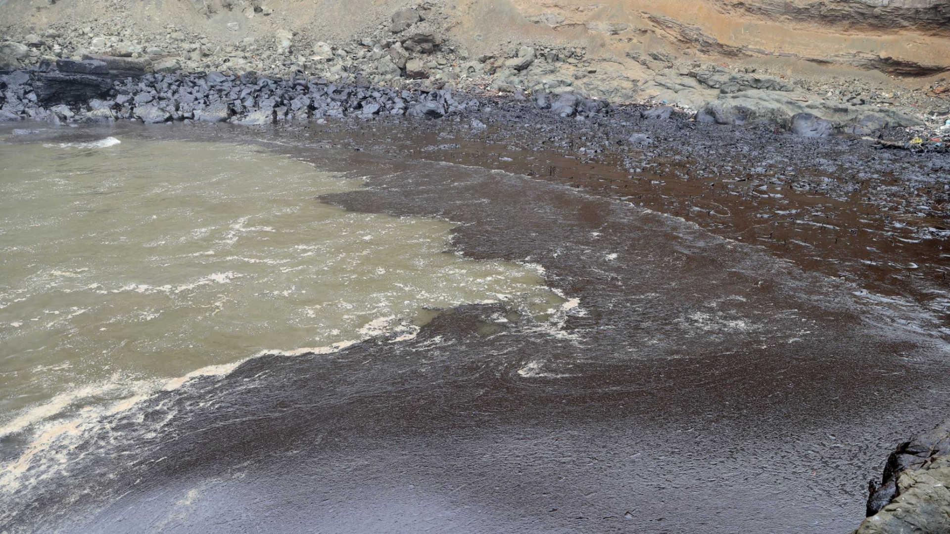 Son 19 las playas que siguen contaminadas por el derrame de petróleo en Ventanilla