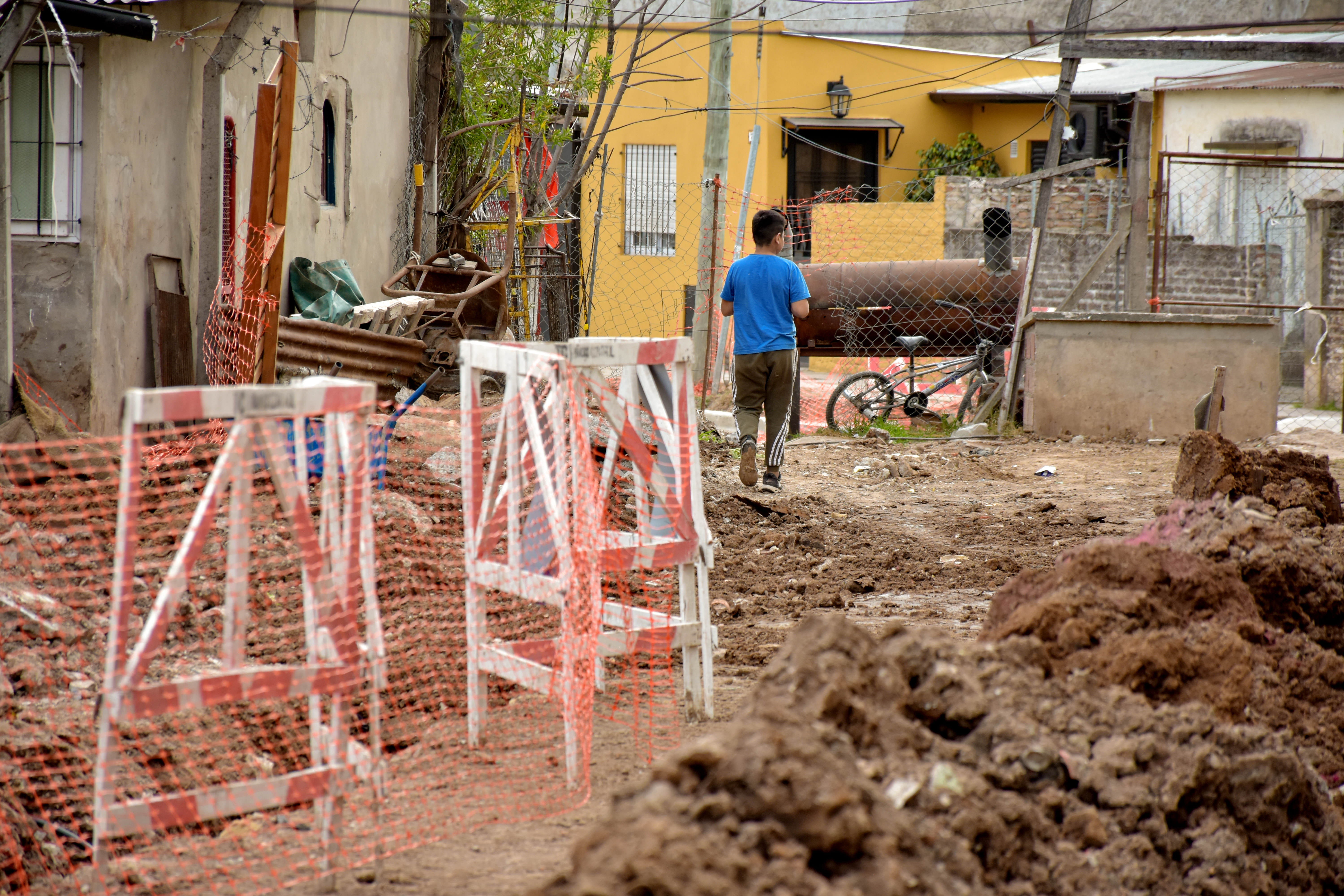 Una de las obras es la instalación de la red de agua potable en Barrio Azul