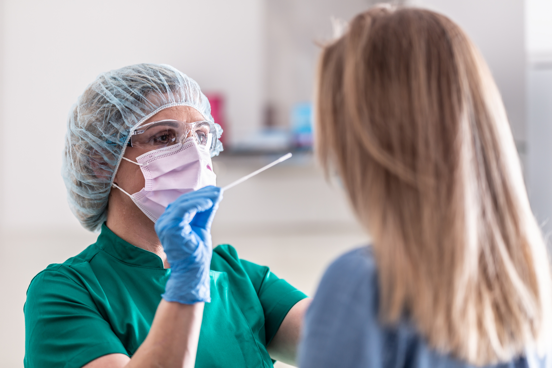 El testeo en los centros de salud es clave para la identificación de gripe o COVID-19 (Getty Images)