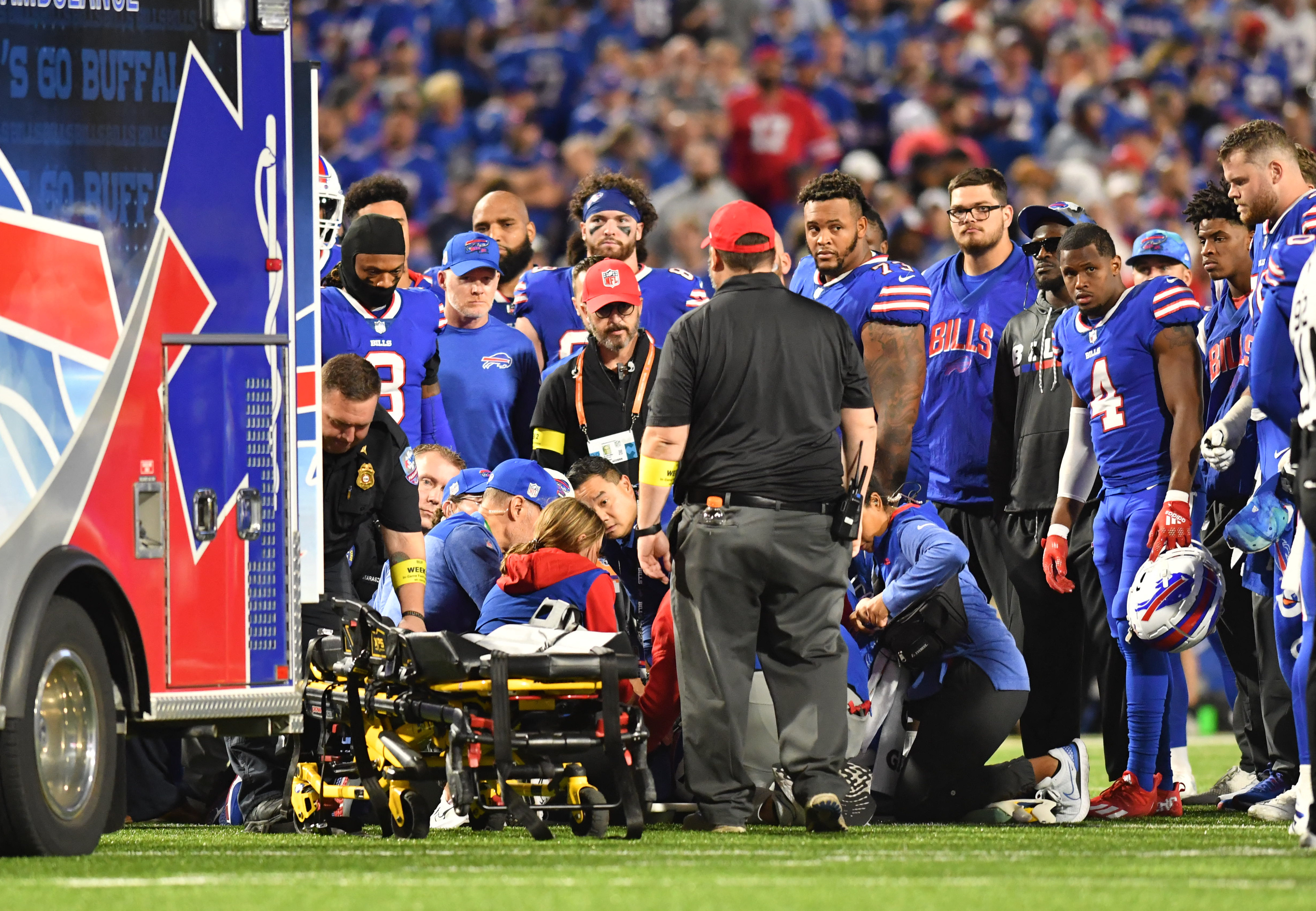 Todo los integrantes de los Buffalo Bills rodearon a Dane Jackson mientras era atendido por los médicos y subido a la ambulancia (Foto: USA TODAY Sports)