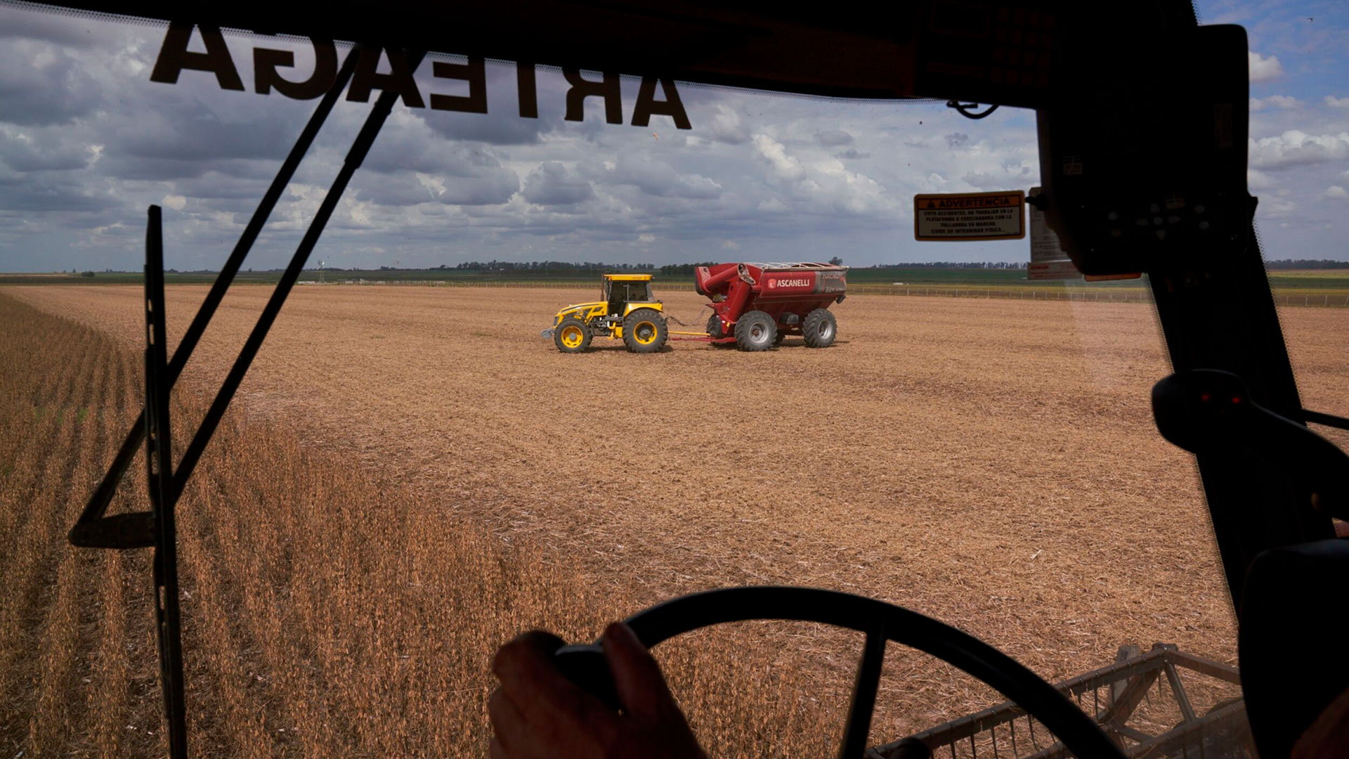 Un trabajador opera una cosechadora a través de un campo de plantas de soja en una granja afectada por la sequía en San José de la Esquina, Argentina, el 6 de abril (Bloomberg)