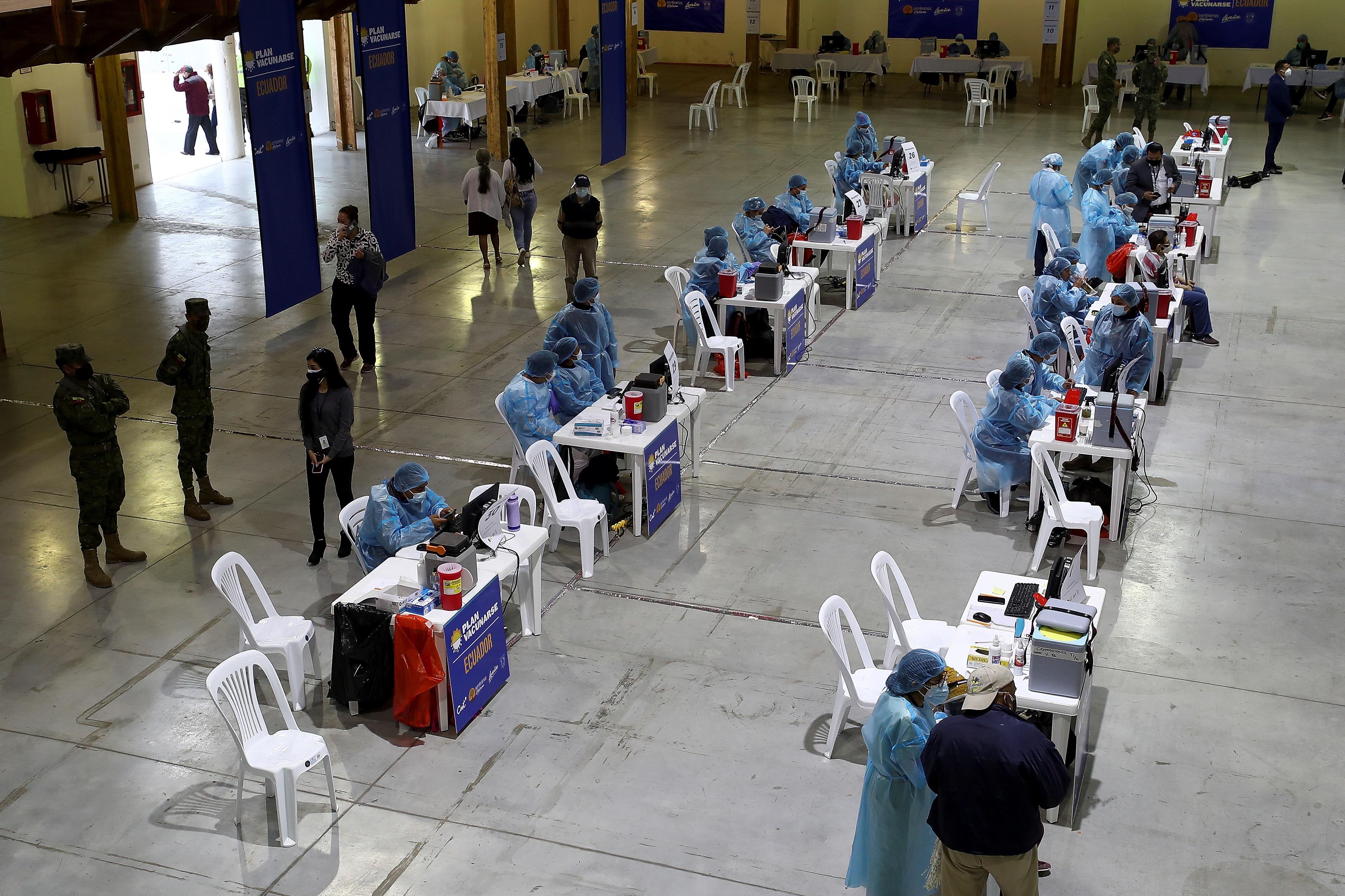 Vista general de una jornada de vacunación contra la covid-19 para personas con discapacidad y adultos mayores hoy, en el Centro de Exposiciones en Quito (Ecuador). EFE/ José Jácome
